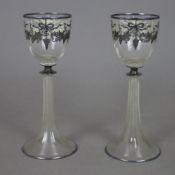 Ein Paar Weingläser mit Silberauflagen - um 1900, farbloses Glas, teils gerillter Hohlfuß mit gedrü