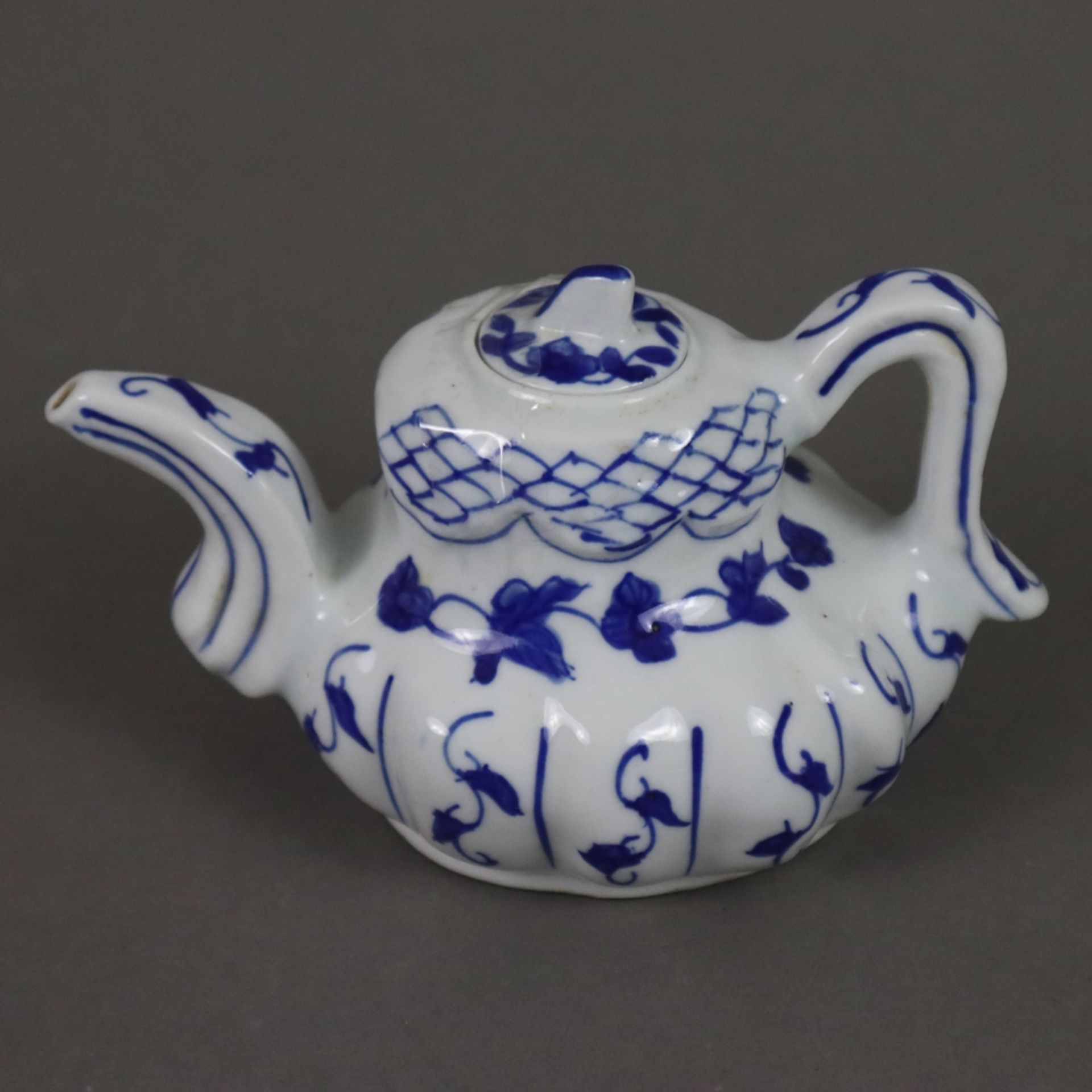 Konvolut Teekännchen - China 20.Jh., Porzellan mit blau-weißer Bemalung, diverse Formen und Dekore, - Bild 2 aus 9