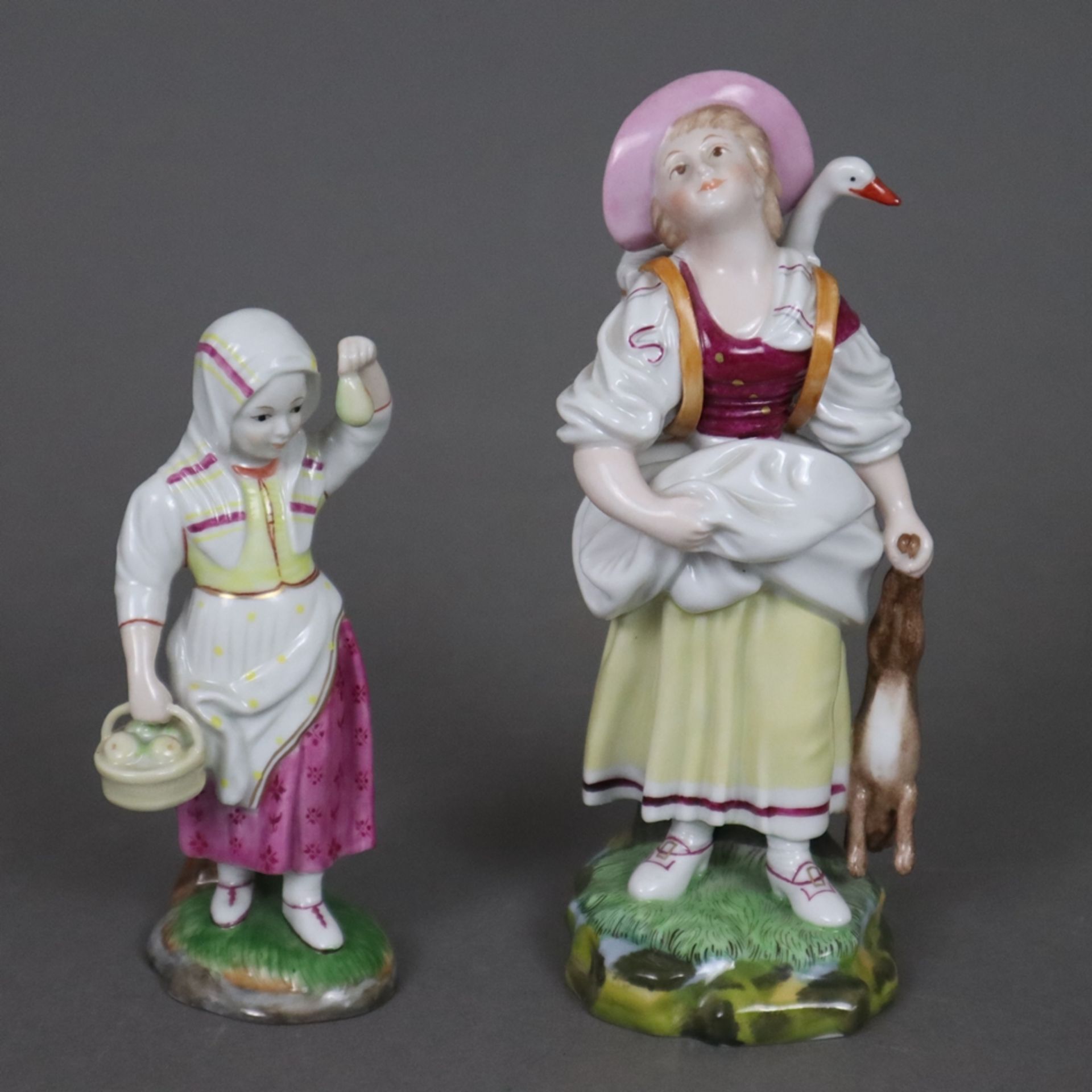 Zwei Porzellanfiguren - Hoechst, 20. Jh., Porzellan, polychrom bemalt, 1x junge Bäuerin mit erlegte
