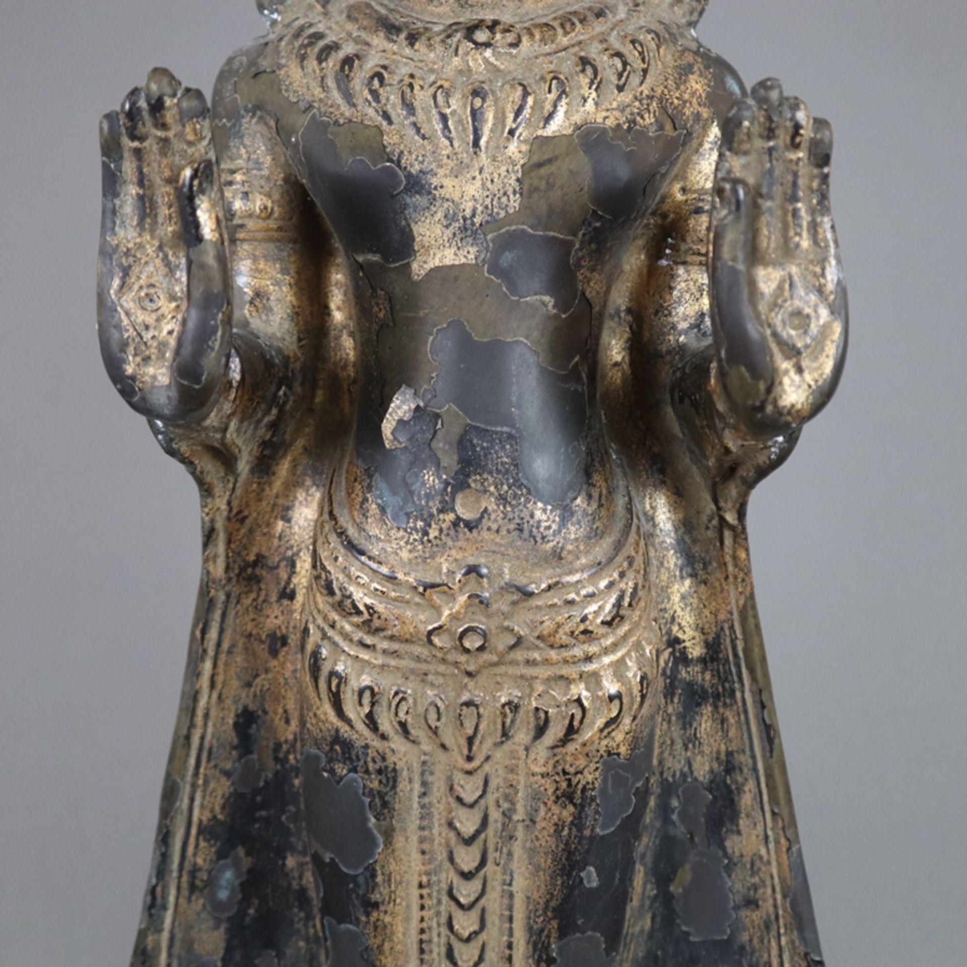 Schwere Buddhafigur im Lopburi-Stil - Thailand, Bronze mit Resten der alten Vergoldung, auf auf ein - Bild 6 aus 11