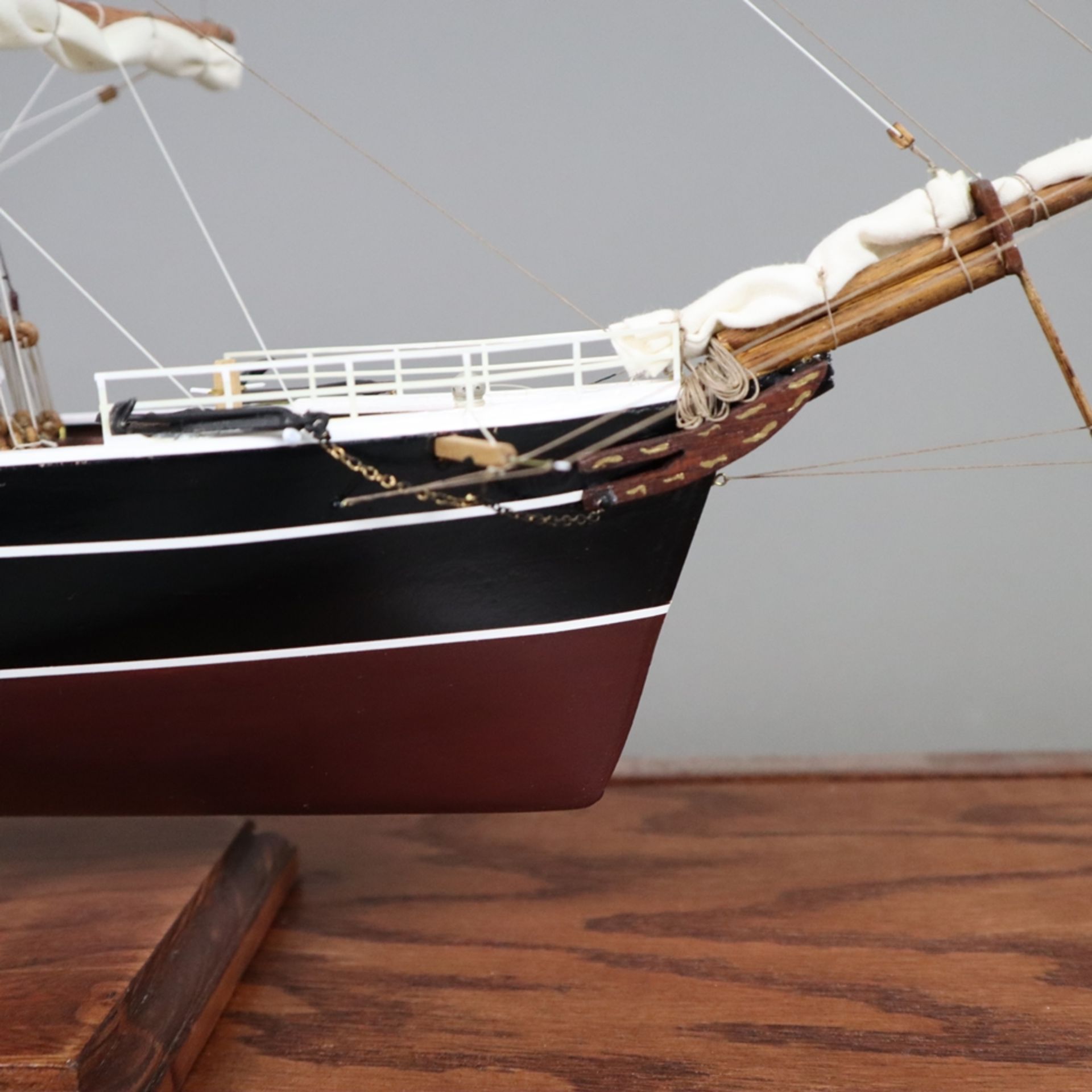 Modellschiff "Cutty Sark" im Schaukasten - maßstabgerechter Nachbau des englischen Tee- und Wollkli - Bild 11 aus 13