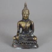 Buddha Maravijaya - Thailand, Bronzelegierung, braun patiniert, in paryankasana auf einem Lotossock