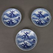 Drei Blauweiß-Tellerchen - China, Porzellan, als Dekor Landschaften mit berittenen Jägern auf Hasen