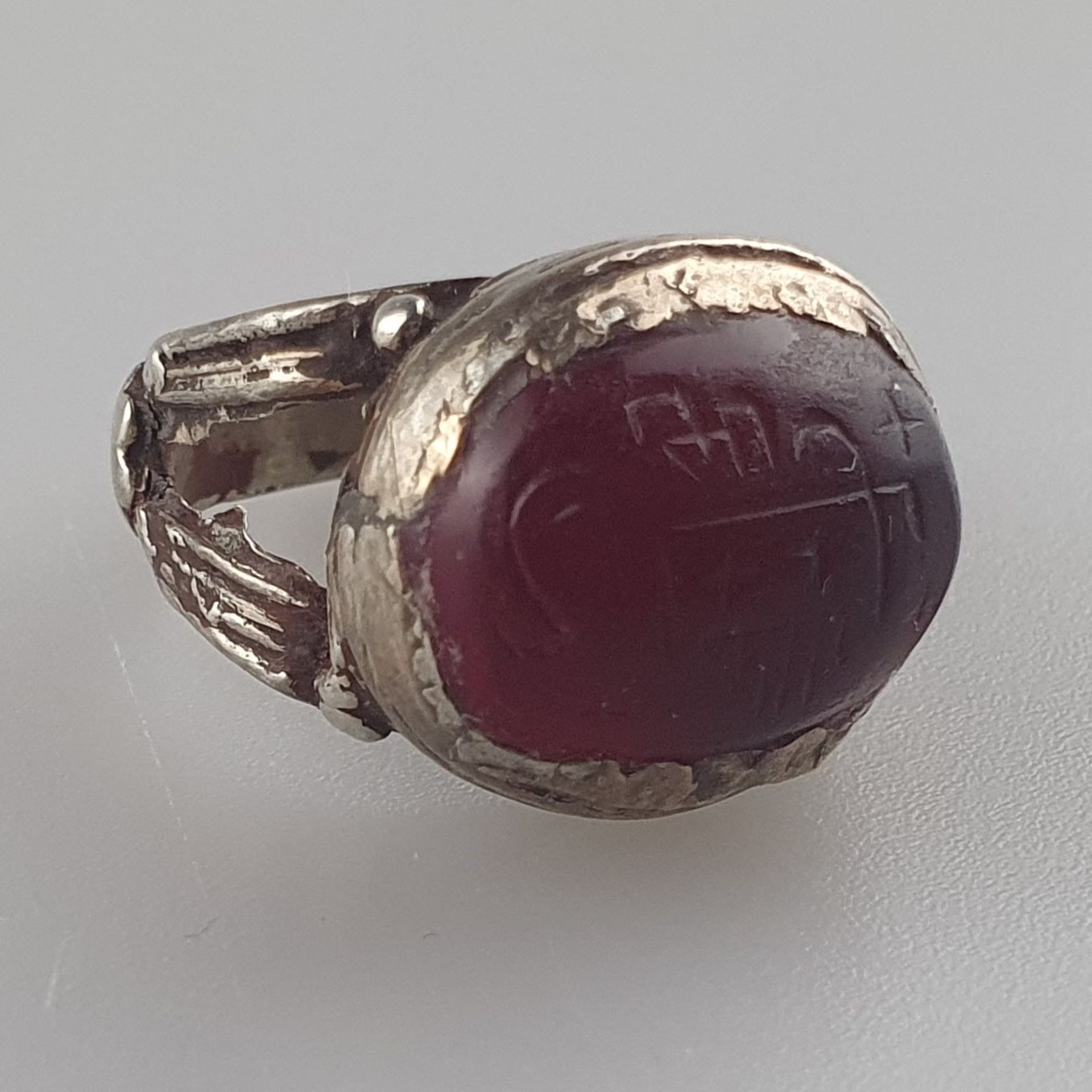 Antiker Silberring - als Ringkopf hochgewölbter Rubincabochon mit geschnittener Inschrift, ca. 15 x