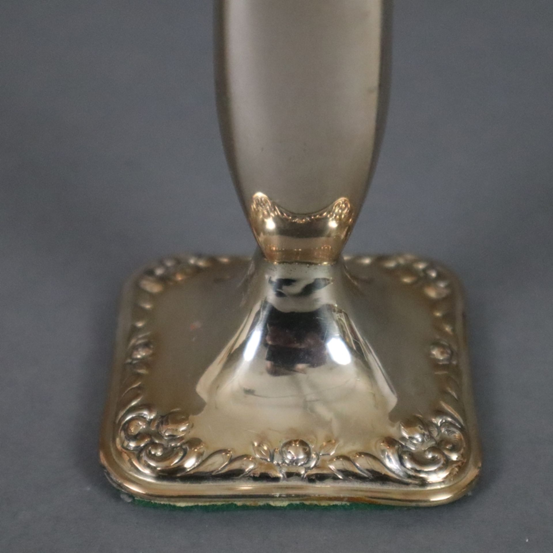 Kleine Ziervase - 800er Silber, schmale Form auf viereckigem Fuß (beschwert), relieferter Blumendek - Bild 4 aus 5