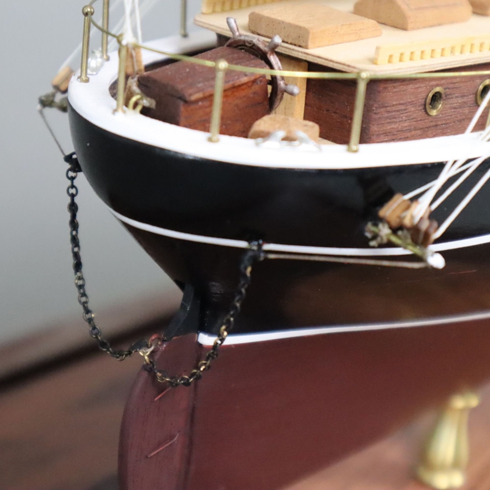 Modellschiff "Cutty Sark" im Schaukasten - maßstabgerechter Nachbau des englischen Tee- und Wollkli - Bild 13 aus 13