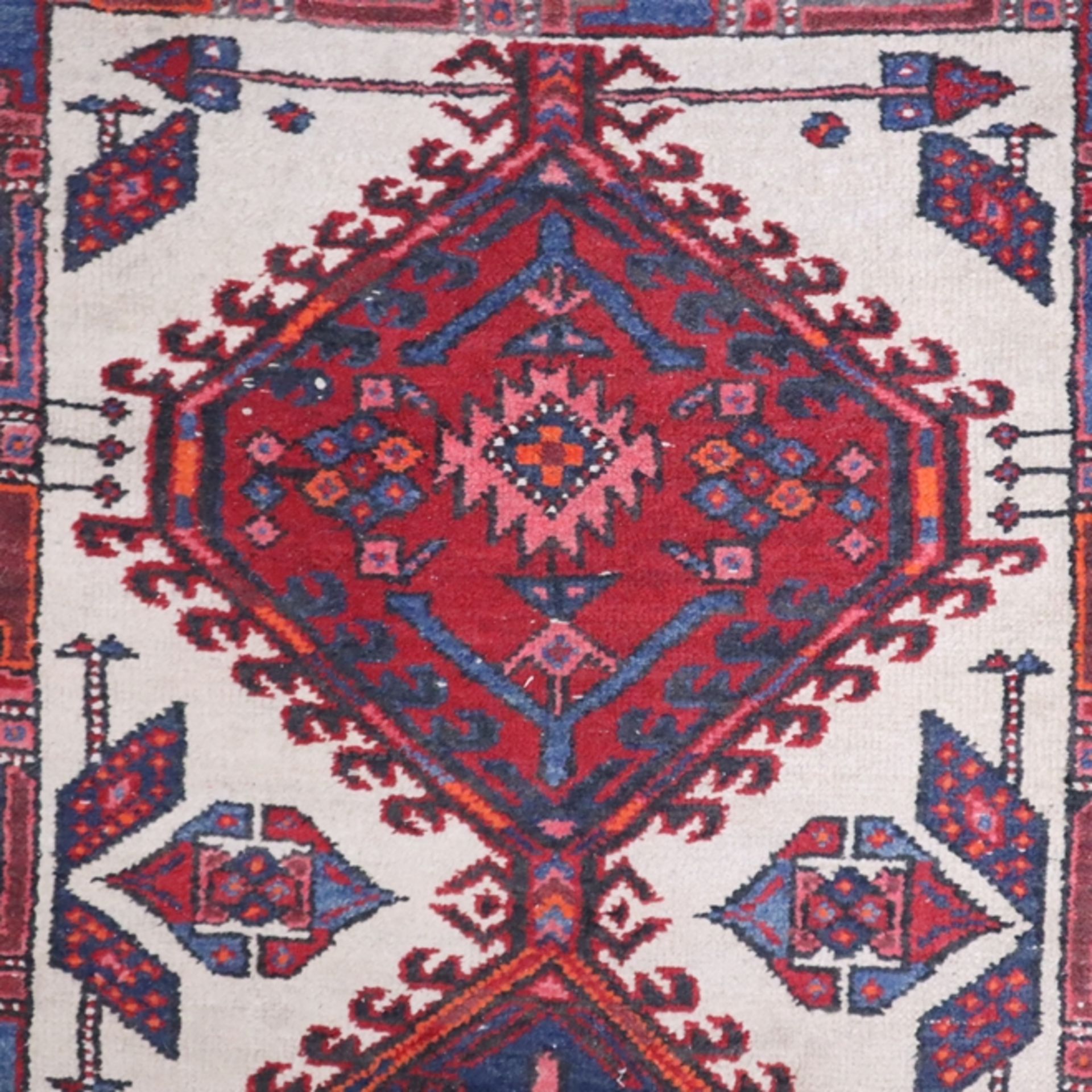 Hamadan - Wolle auf Baumwolle, rot/blau//weiß, Mittelfeld mit drei Medaillons, Gebrauchsspuren, tei - Bild 5 aus 7