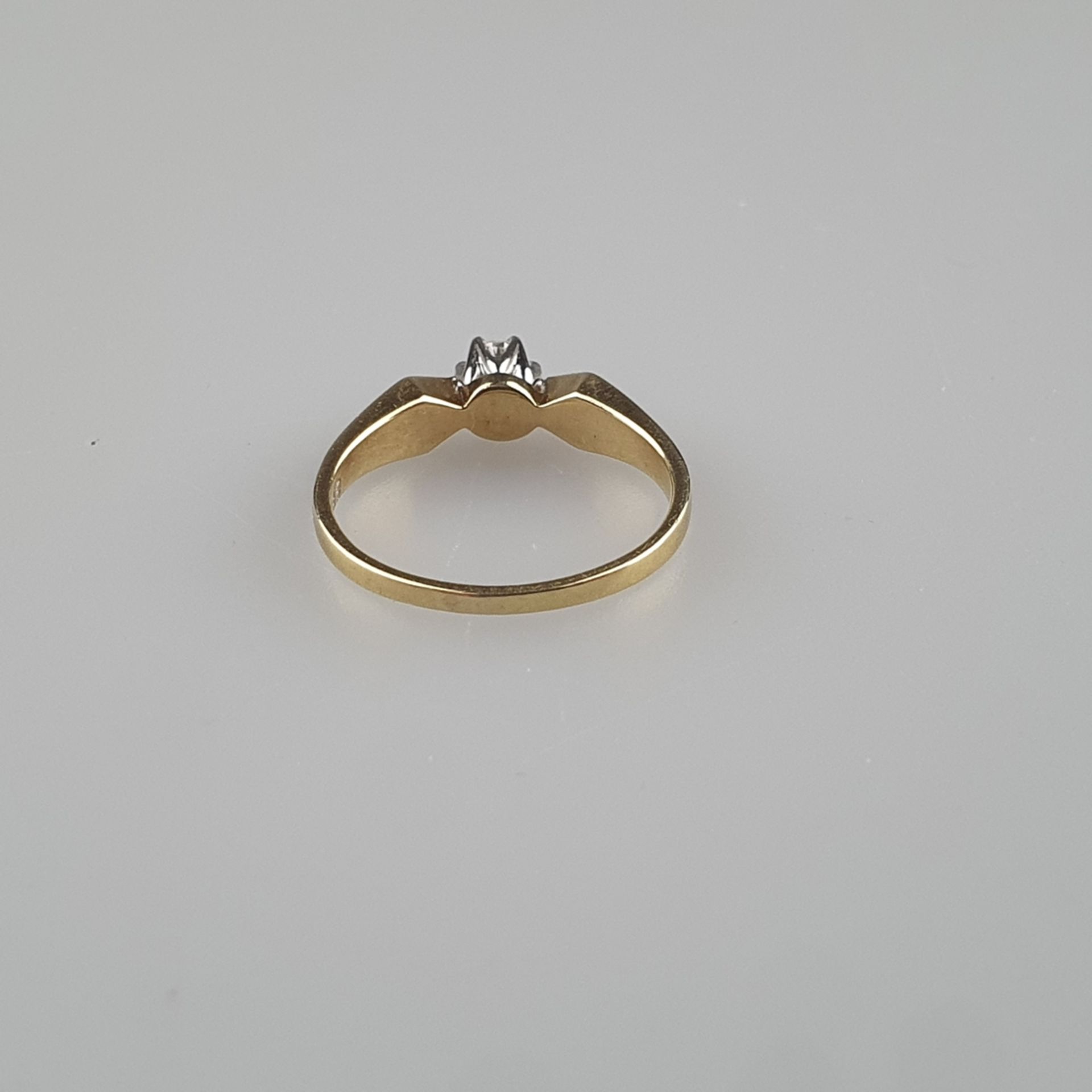 Solitärring - Gelbgold 585/000 (14K), innen gestempelt, Besatz mit 1 Diamant im Brillantschliff von - Bild 4 aus 5