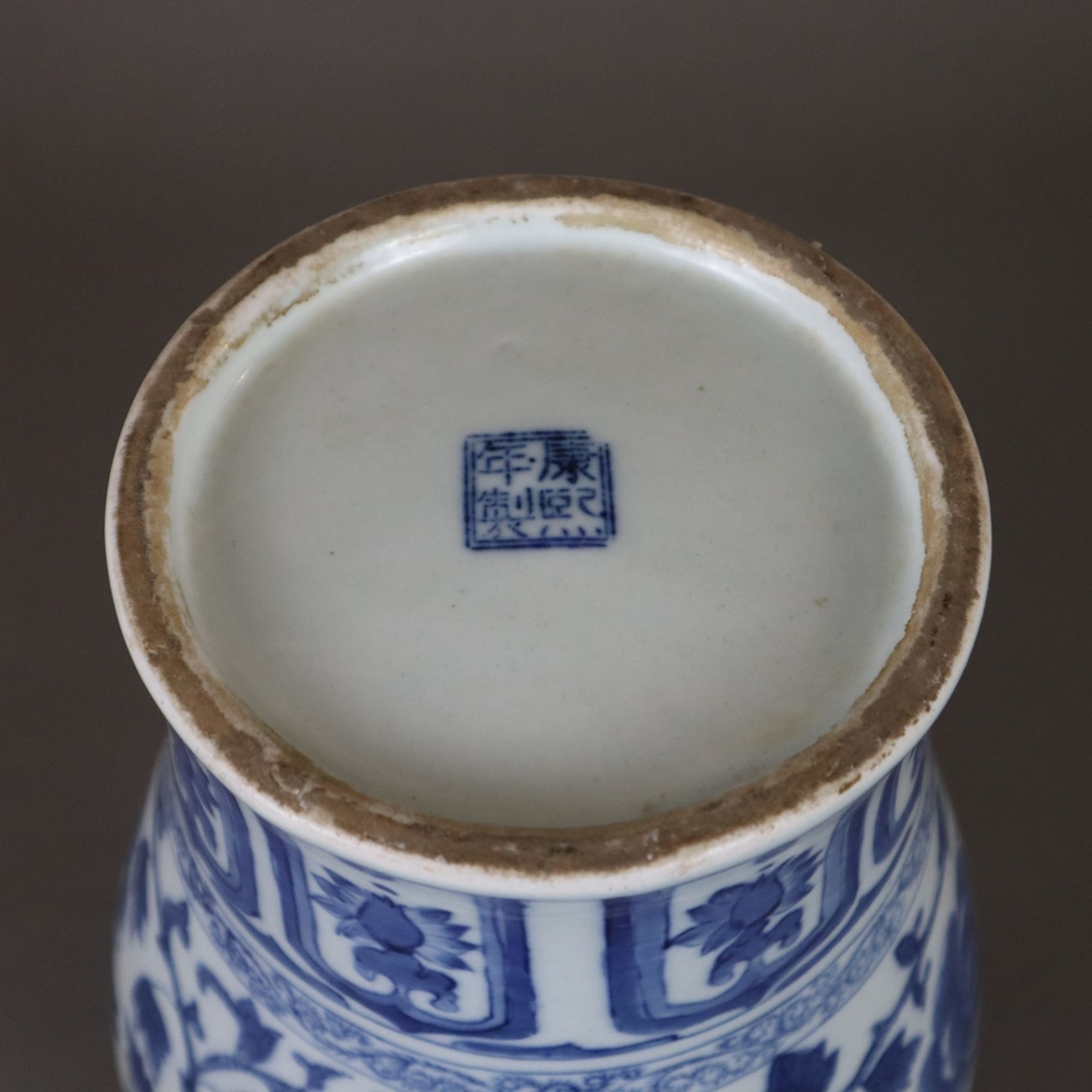 Blau-Weiß Vase in Meiping-Form - China, Porzellan, Bemalung in Unterglasurblau mit blühenden Ranken - Bild 6 aus 7