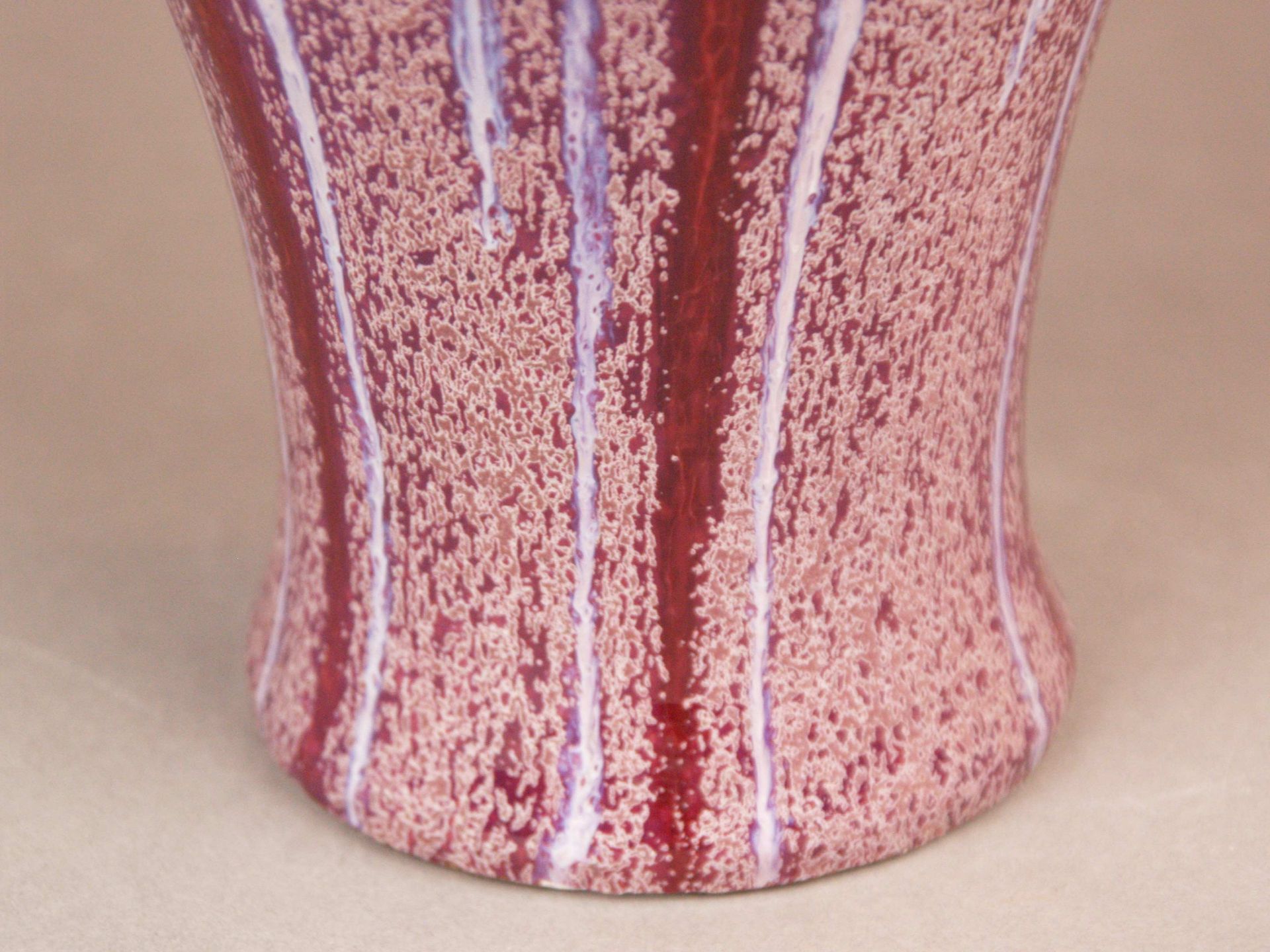 Vase mit Flambé-Glasur - China 20.Jh., gebaucht balusterförmige Vase mit ausgestellter Mündung, bed - Bild 5 aus 6