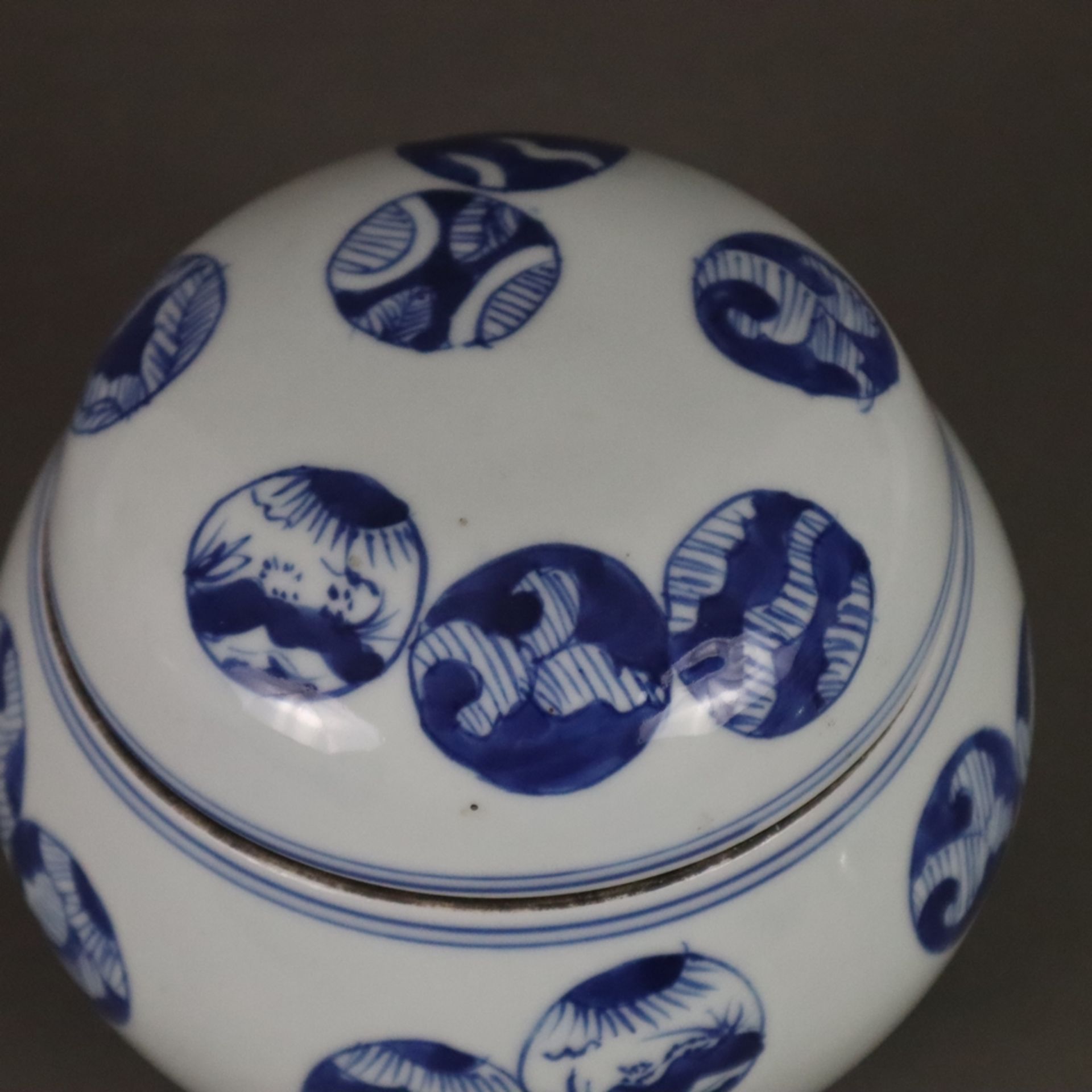 Deckeldose - Porzellan mit unterglasurblauem Dekor mit Mon-Motiven im japanischen Stil, gebauchte W - Bild 2 aus 6