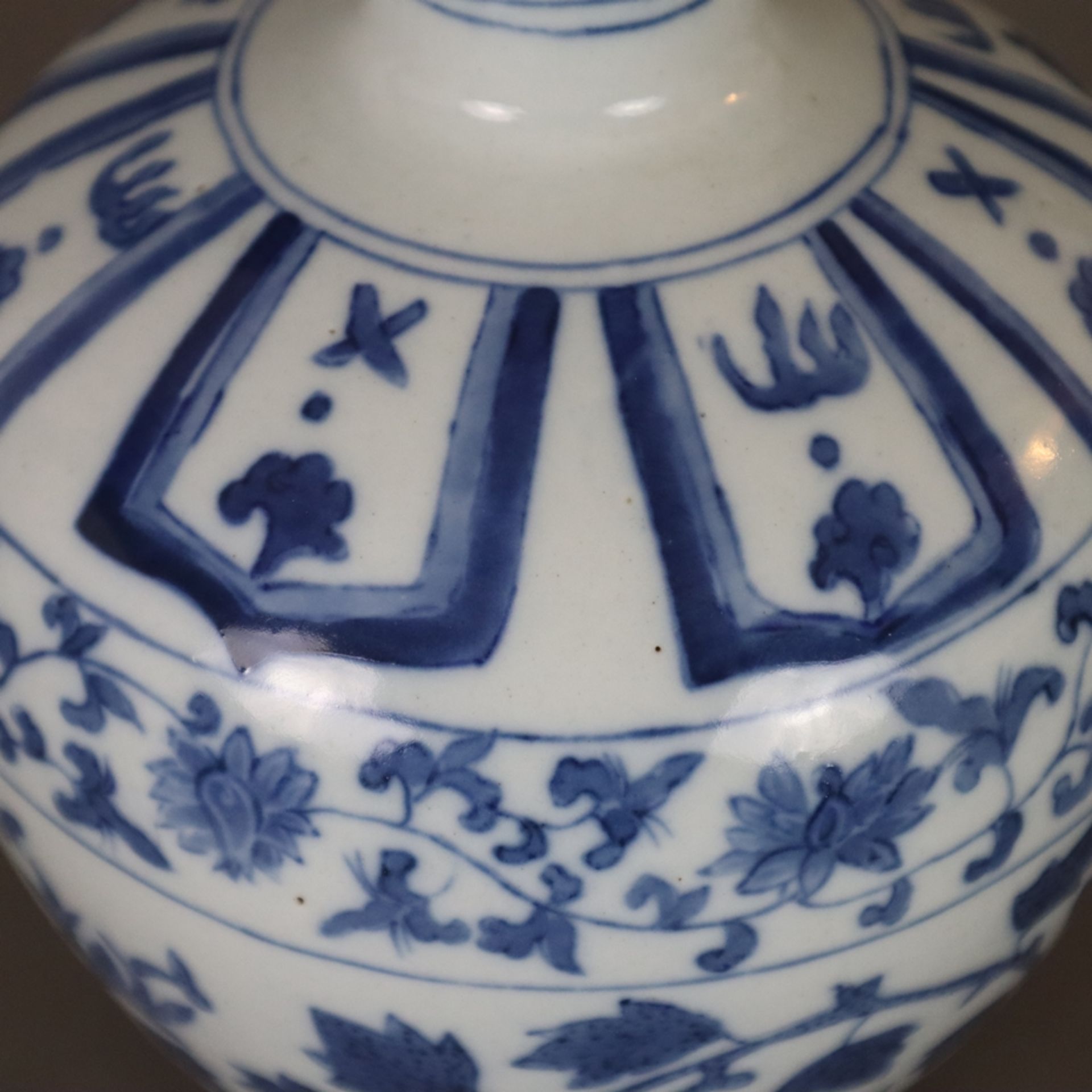 Blau-Weiß Vase in Meiping-Form - China, Porzellan, Bemalung in Unterglasurblau mit blühenden Ranken - Bild 3 aus 7