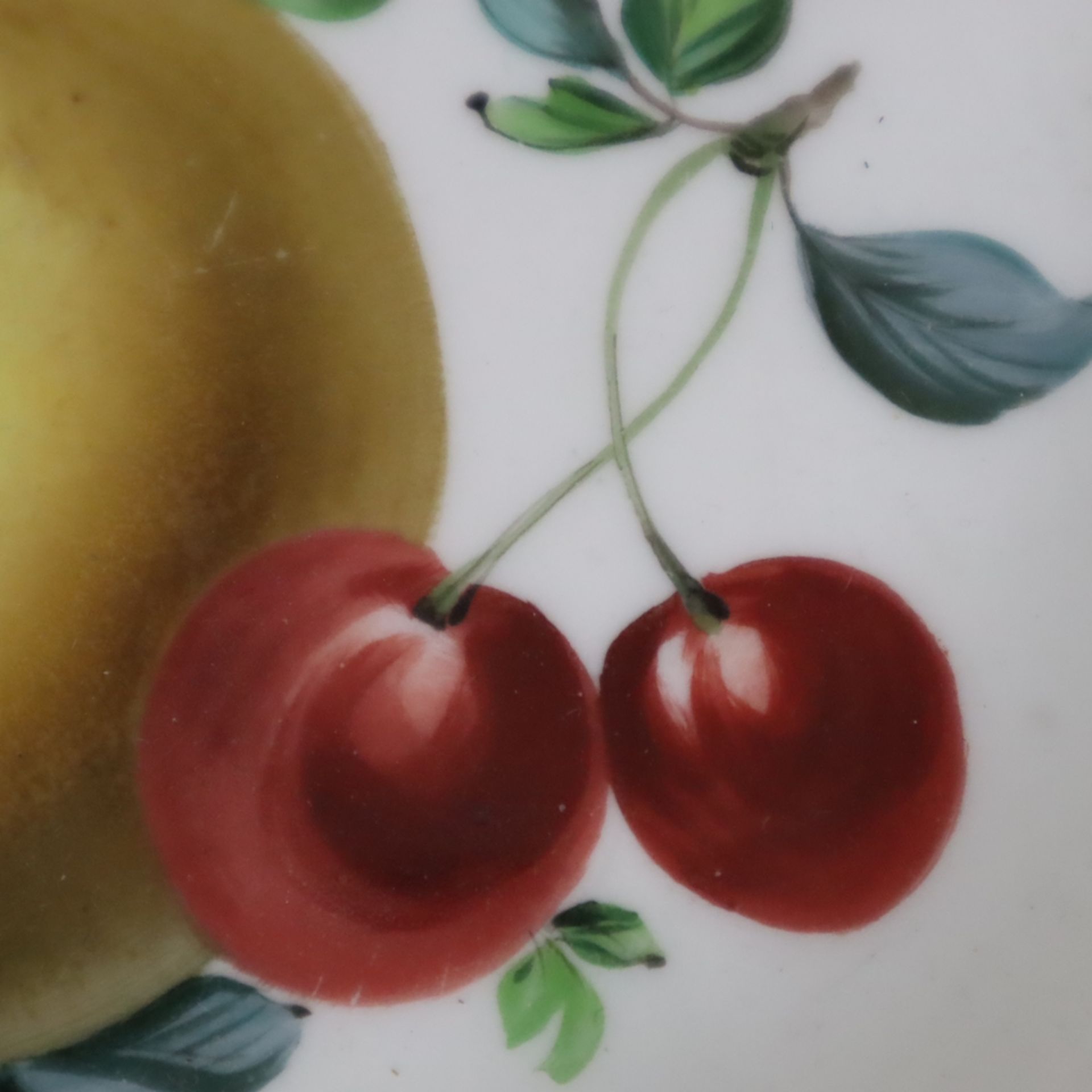 Obstteller - Meissen, Knaufzeit (1850-1924), Porzellan, runde gemuldete Form mit geschweiftem Goldr - Image 4 of 7