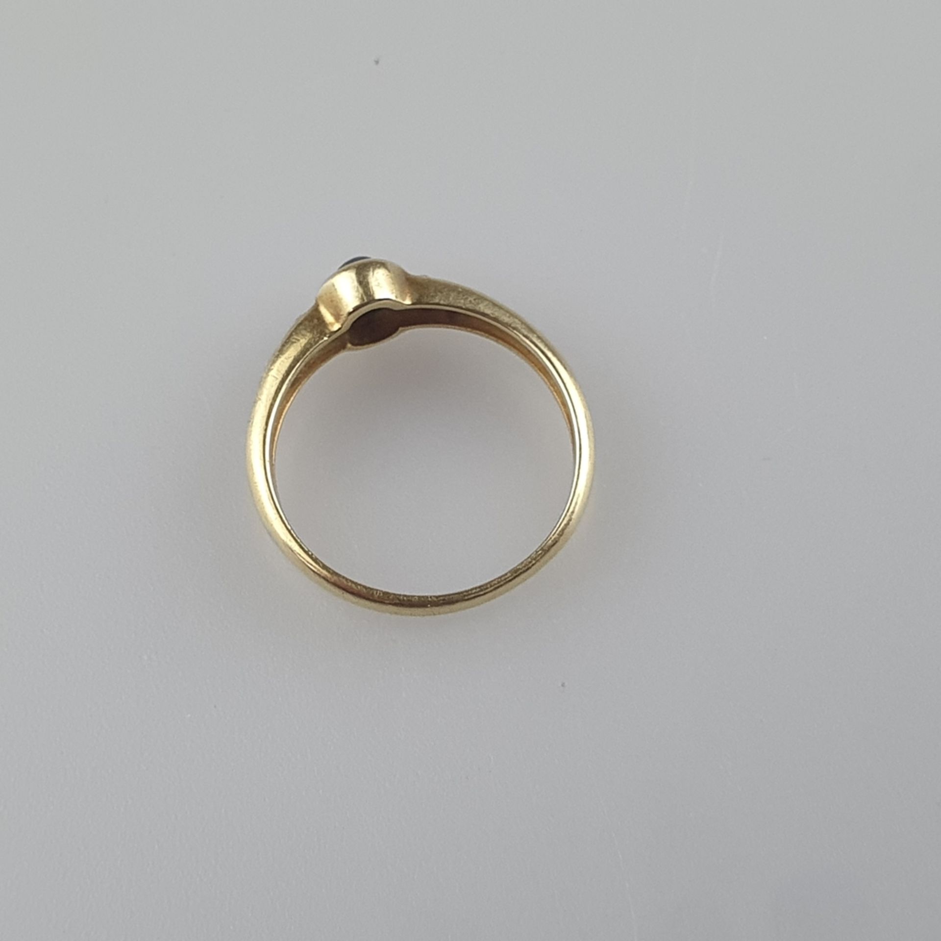 Saphirring mit Diamantbesatz - Gelbgold 585/000 (14K), moderne Fassung mit abgerundeten Kanten, mit - Bild 4 aus 4