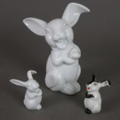 Drei Porzellanfiguren "Lachender Hase" - Rosenthal, Porzellan, 1x stellenweise rot und schwarz bema