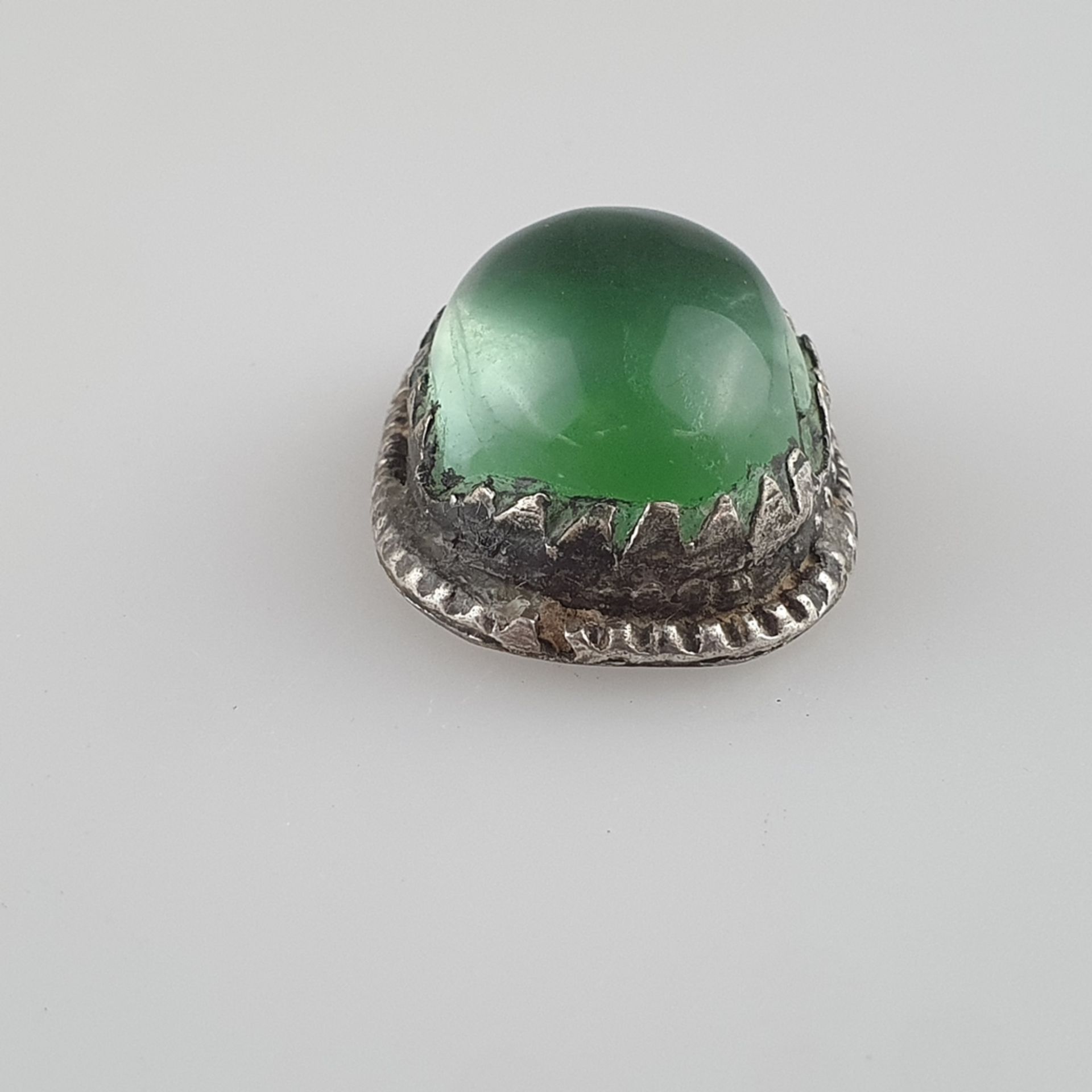 Jadecabochon in Silberfassung - ovaler Cabochon von hellgrüner Farbe in verzierter Silberfassung, c - Bild 4 aus 5