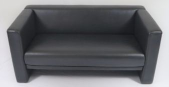 Sofa "Visavis" - Entwurf: Roland Meyer-Brühl, geradliniger Korpus mit schwarzem Lederbezug, 2,5-Sit