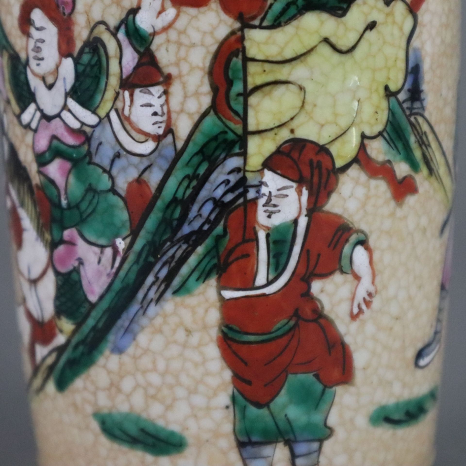 Balustervase - China, helle Glasur mit feinem bräunlichem Craquelé, polychrome Emailbemalung mit me - Bild 8 aus 10