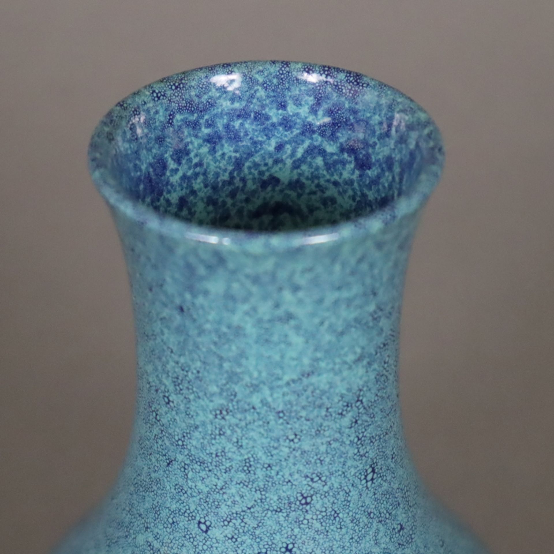 Kleine Vase - China 20.Jh., birnförmiger gefußter Korpus mit „Lujun“-Glasur (auch "Robin's egg"-Gla - Image 2 of 6