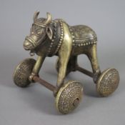 Schweres Tempelspielzeug - Indien 19./20. Jh., Bronzelegierung / Eisen, Rind auf vier Rädern, schön