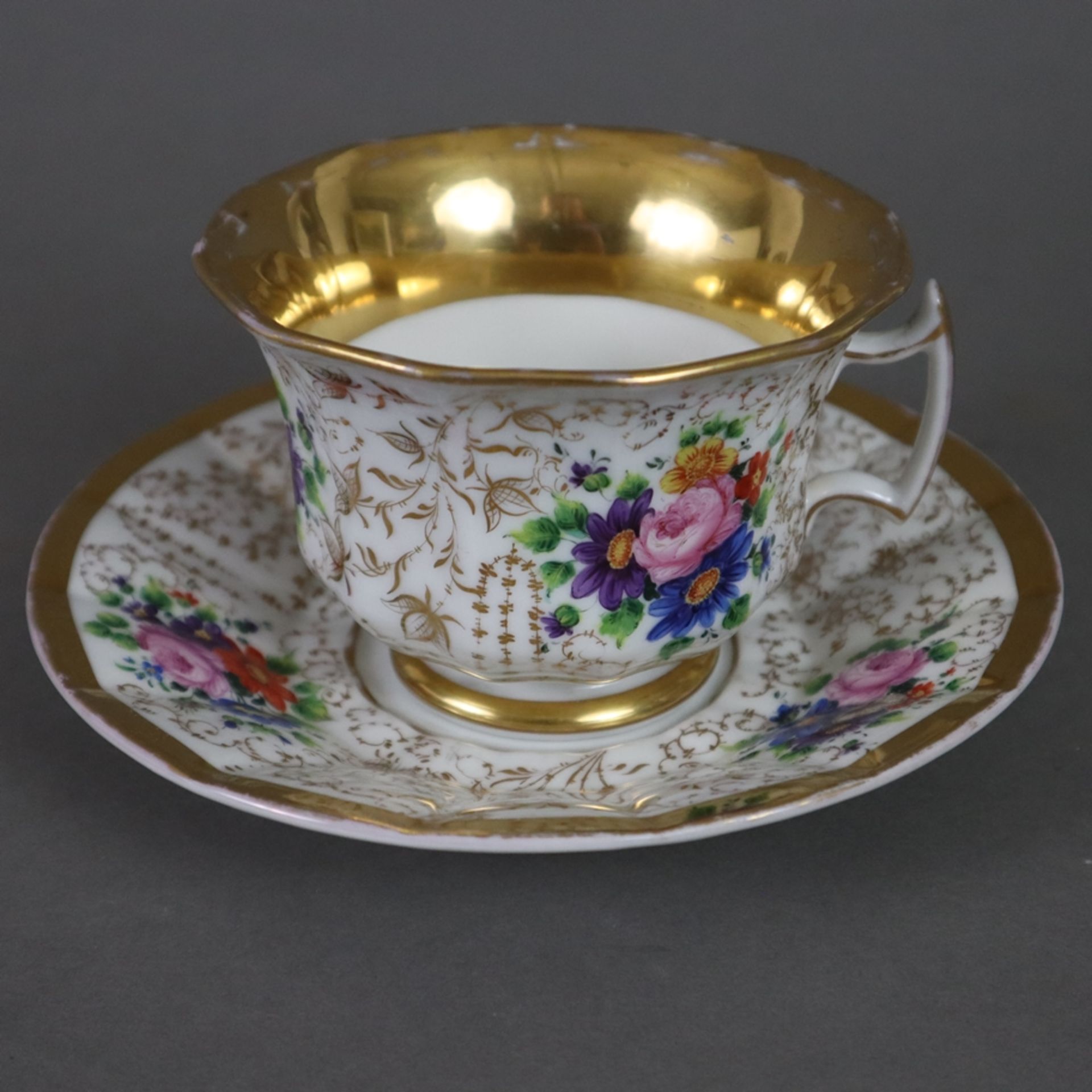 Zwei Tassen mit Untertassen - 19. Jh./um 1900, Porzellan, reicher Golddekor, 1x große Tasse mit pol - Bild 2 aus 7