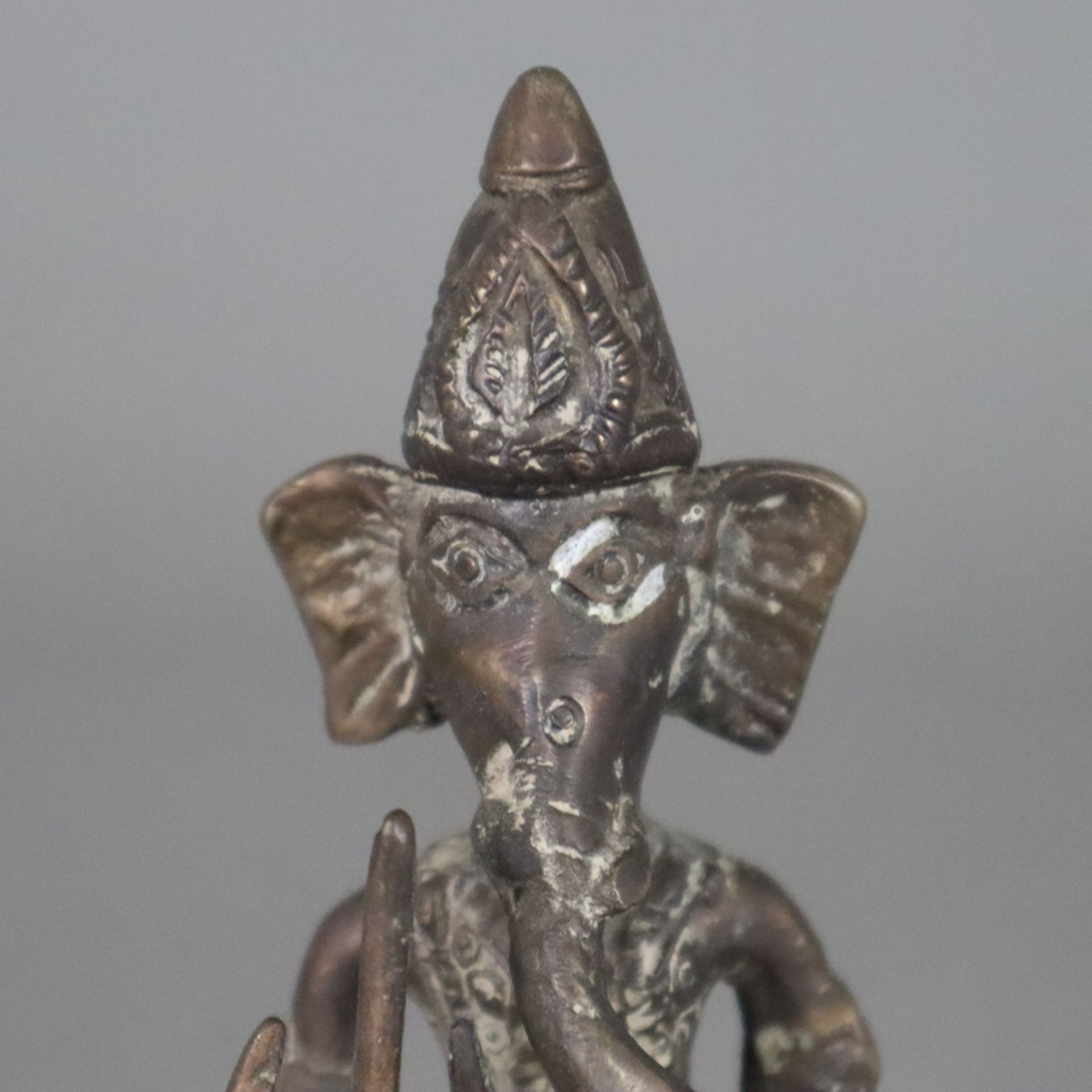 Elefantengott Ganesha - wohl Tibet/Nepal, Bronze, braun patiniert, stehende Darstellung mit Zepter  - Bild 4 aus 7