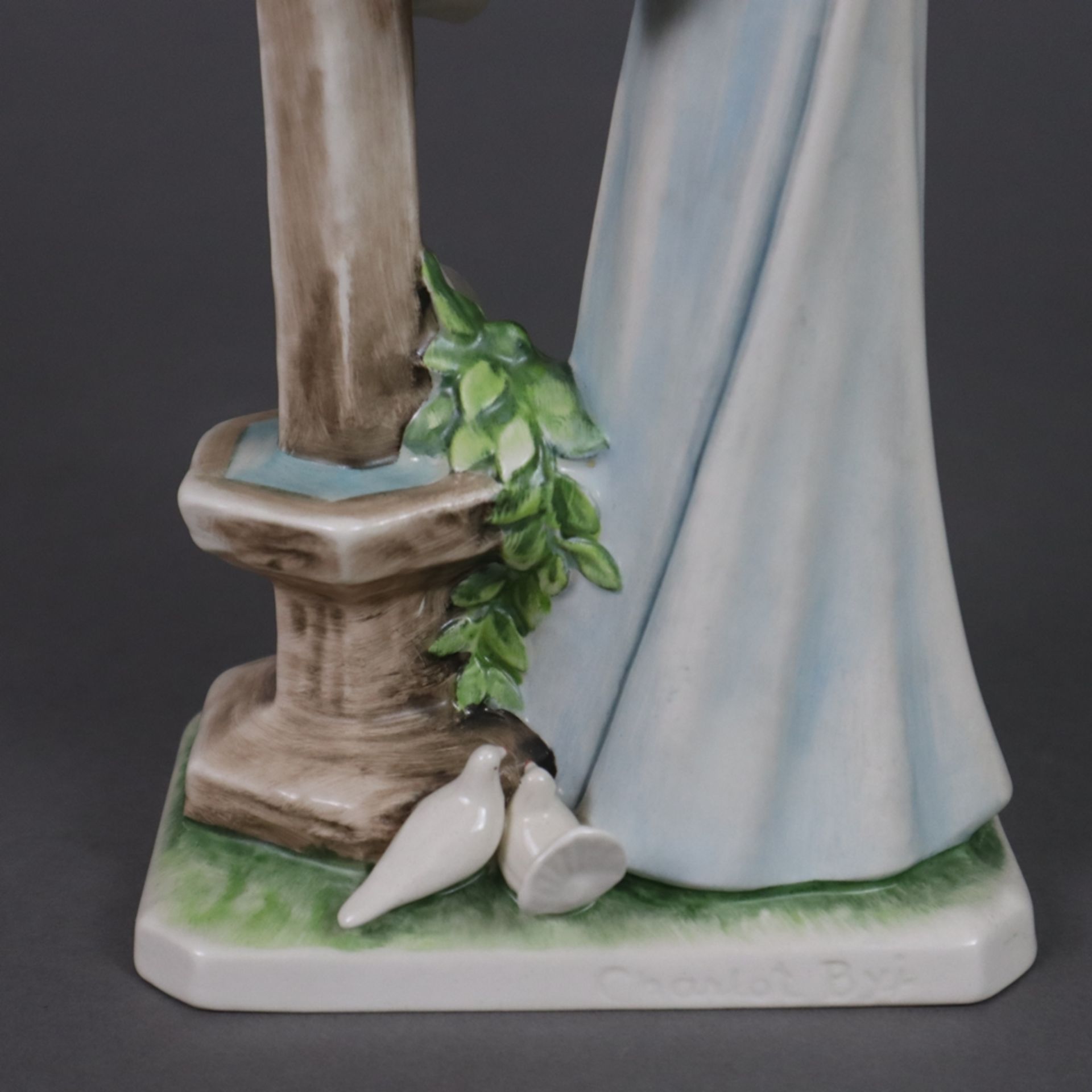 Figur "Madonna mit Kind am Taubenhaus" - Goebel, Entwurf von Charlot Byi, Keramik, polychrom bemalt - Image 6 of 8