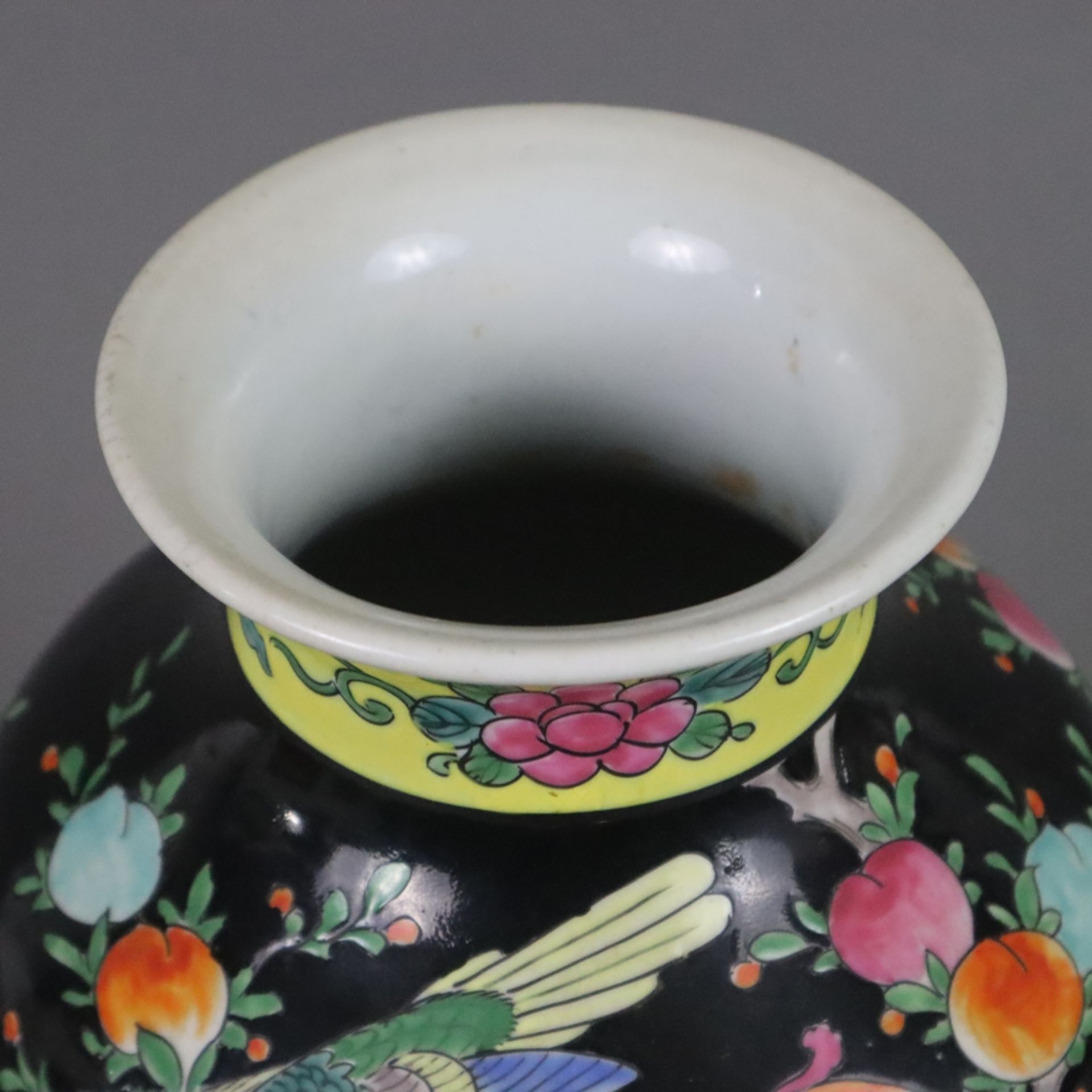 Vase mit glückverheißenden Motiven - China 20.Jh. gebauchter Balusterkorpus, auf schwarzem Fond üpp - Bild 2 aus 11