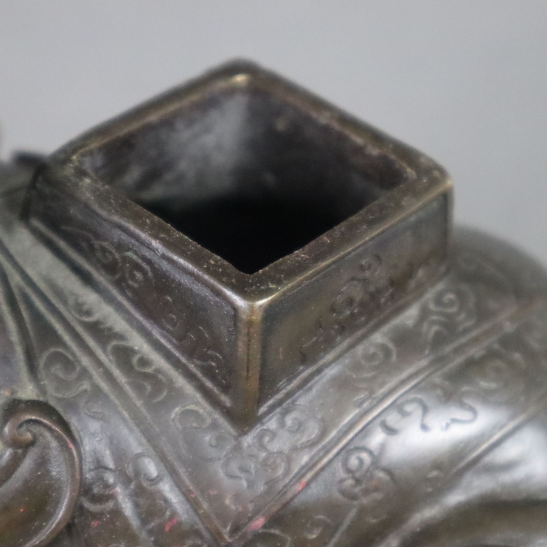 Figürliches Räuchergefäß - China, in Form eines sitzenden Tianlu gestaltetes Gefäß mit Steckdeckel  - Bild 8 aus 11