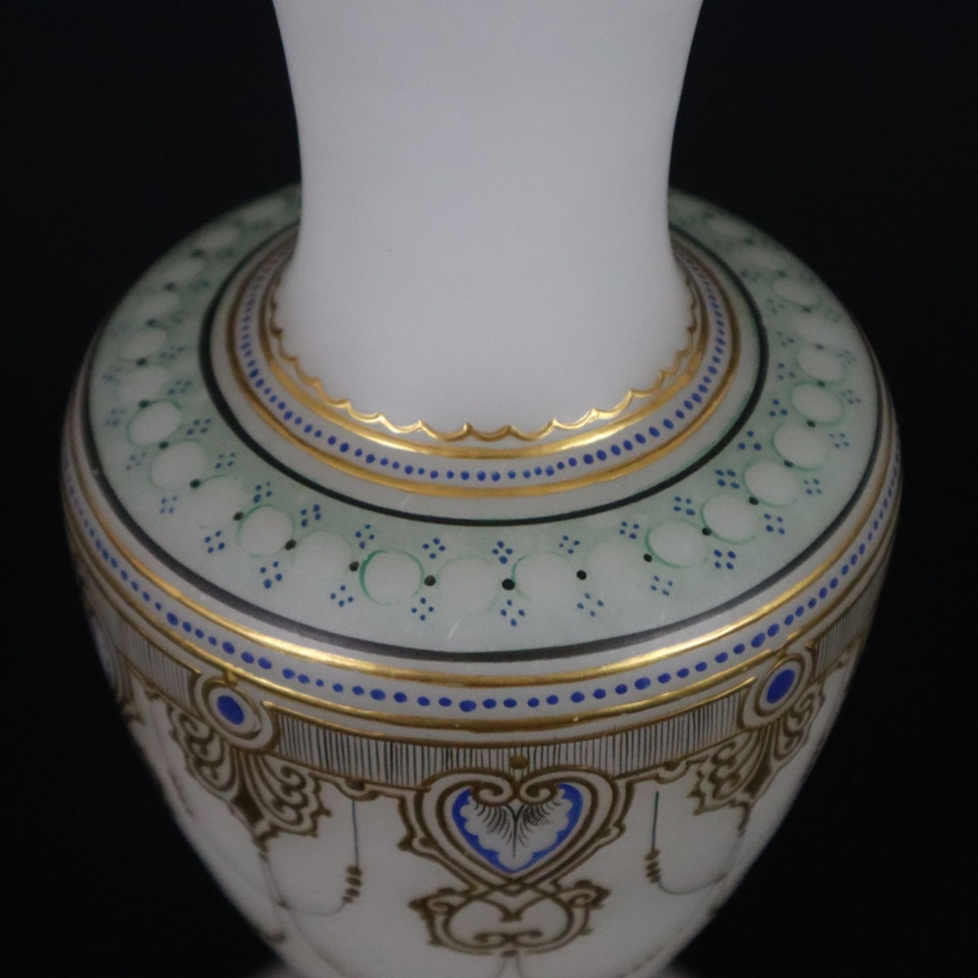 Vase - Böhmen, Ende 19. Jh./um 1900, opakweißes Glas, balusterförmiger Korpus mit gezacktem Lippenr - Image 5 of 9