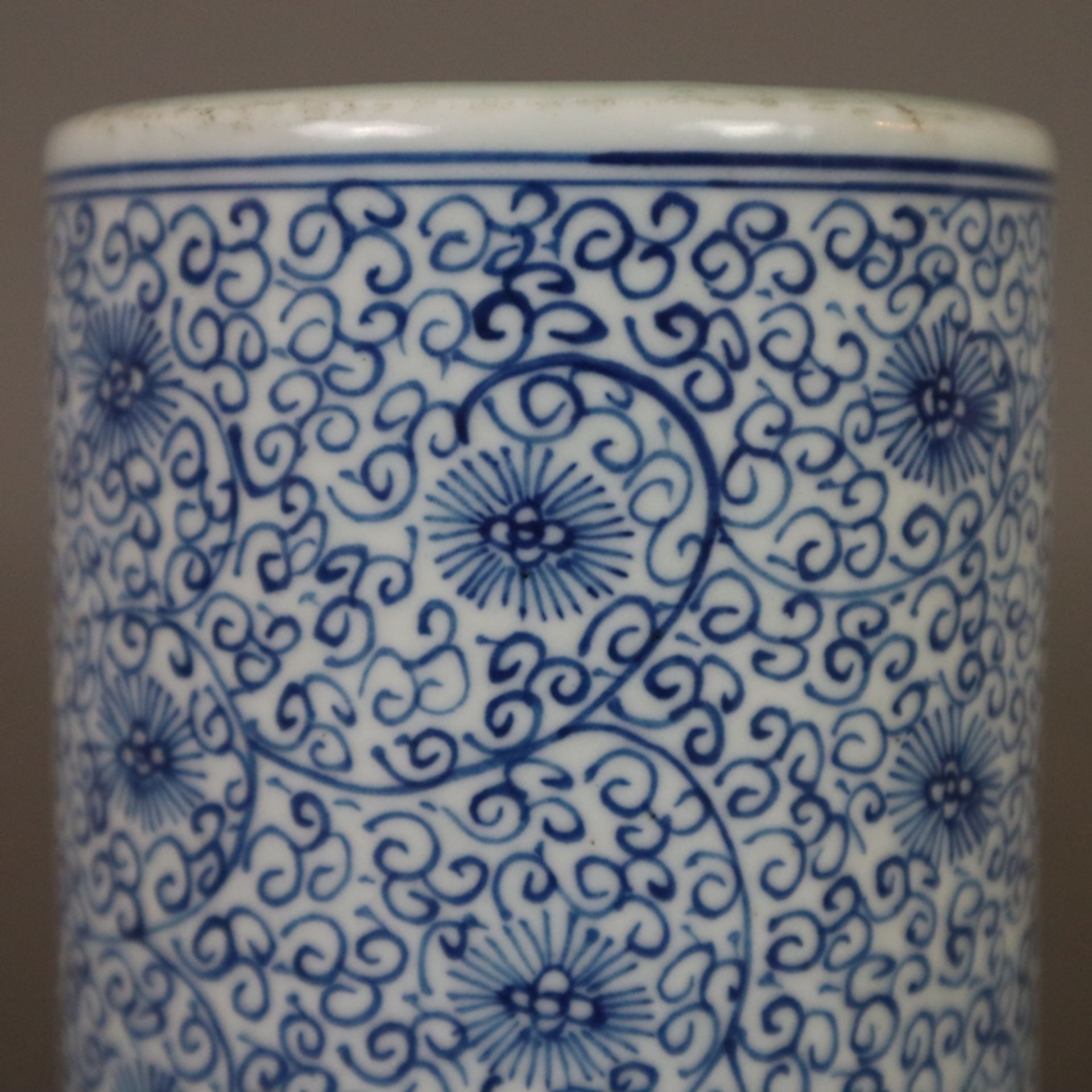 Blau-weißer Pinselbecher - China, ausgehende Qing-Dynastie, umlaufend volutiertes Blüten-Ranken-Mus - Image 4 of 8