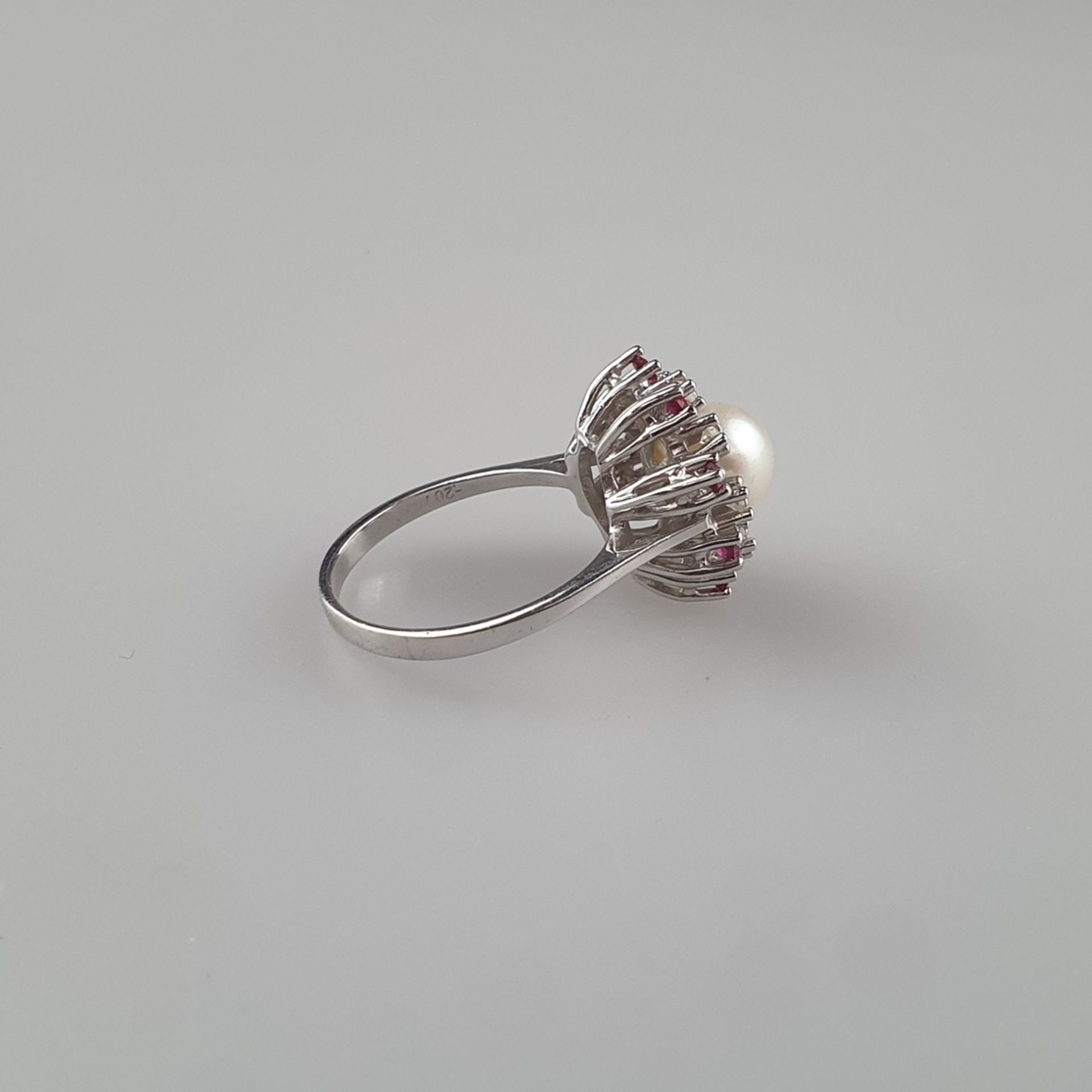 Perlring mit Diamant- und Rubinbesatz - Gelbgold 585/000 (14K), gestempelt, zentrale Perle von 8mm- - Image 4 of 7