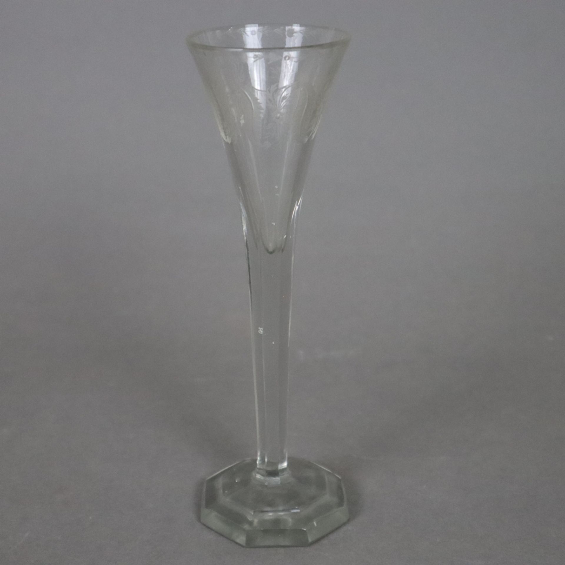 Vier Gläser - 19. Jh./um 1900, farbloses Glas, 1x jagdliches Kelchglas, zehnfach facettierter Fuß m - Image 6 of 14