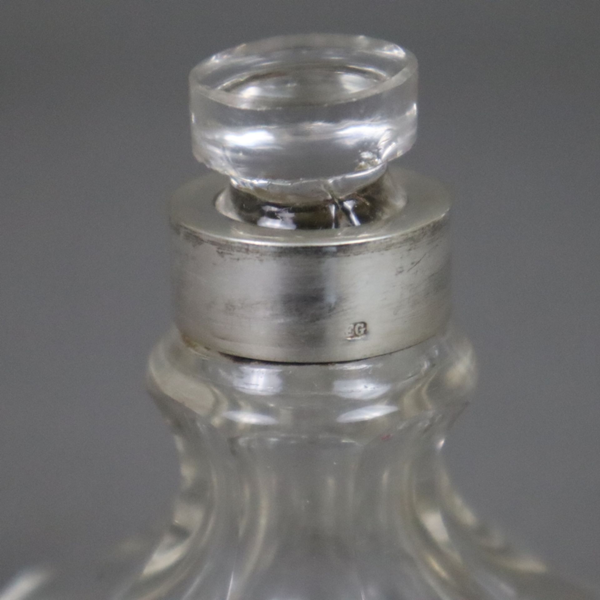 Drei Glasflakons mit Silbermontur - 2x Parfumflakons, wohl Österreich, farbloses Glas, achtfach fac - Bild 7 aus 10