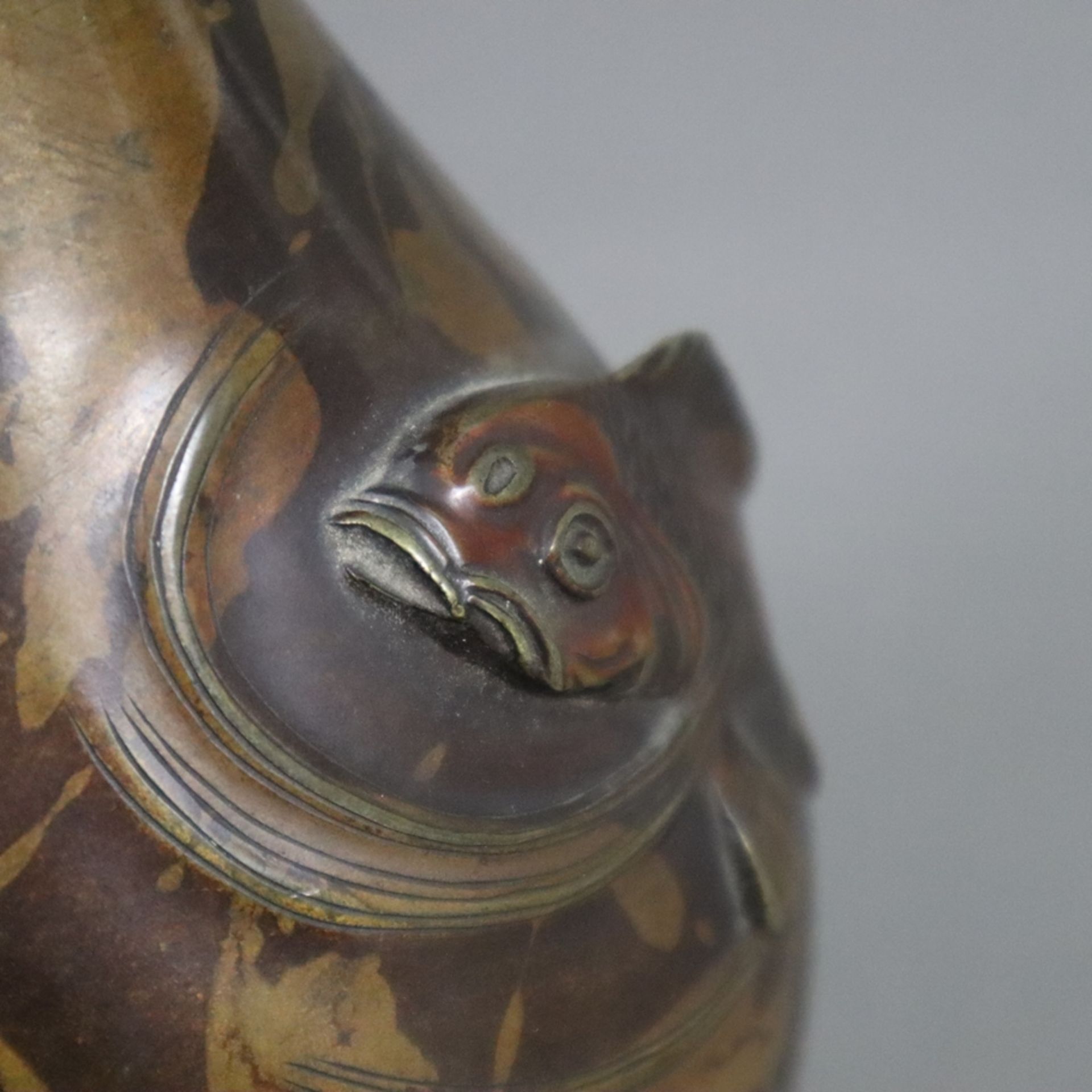 Vase mit Fischrelief - Japan, 20.Jh., Bronzelegierung, braun marmoriert, Balusterform, schauseitig - Image 4 of 6