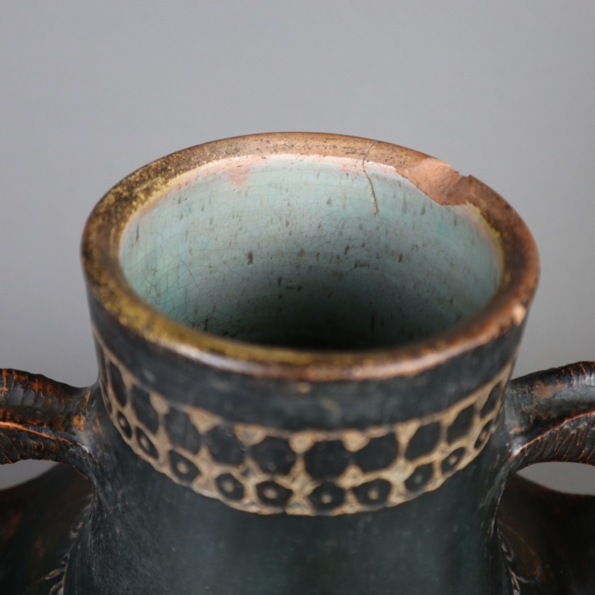 Doppelhenkel-Vase - wohl Balkan, 19.Jh. oder älter, Ton, braun glasiert, umlaufend Ornamentborte, s - Bild 2 aus 9