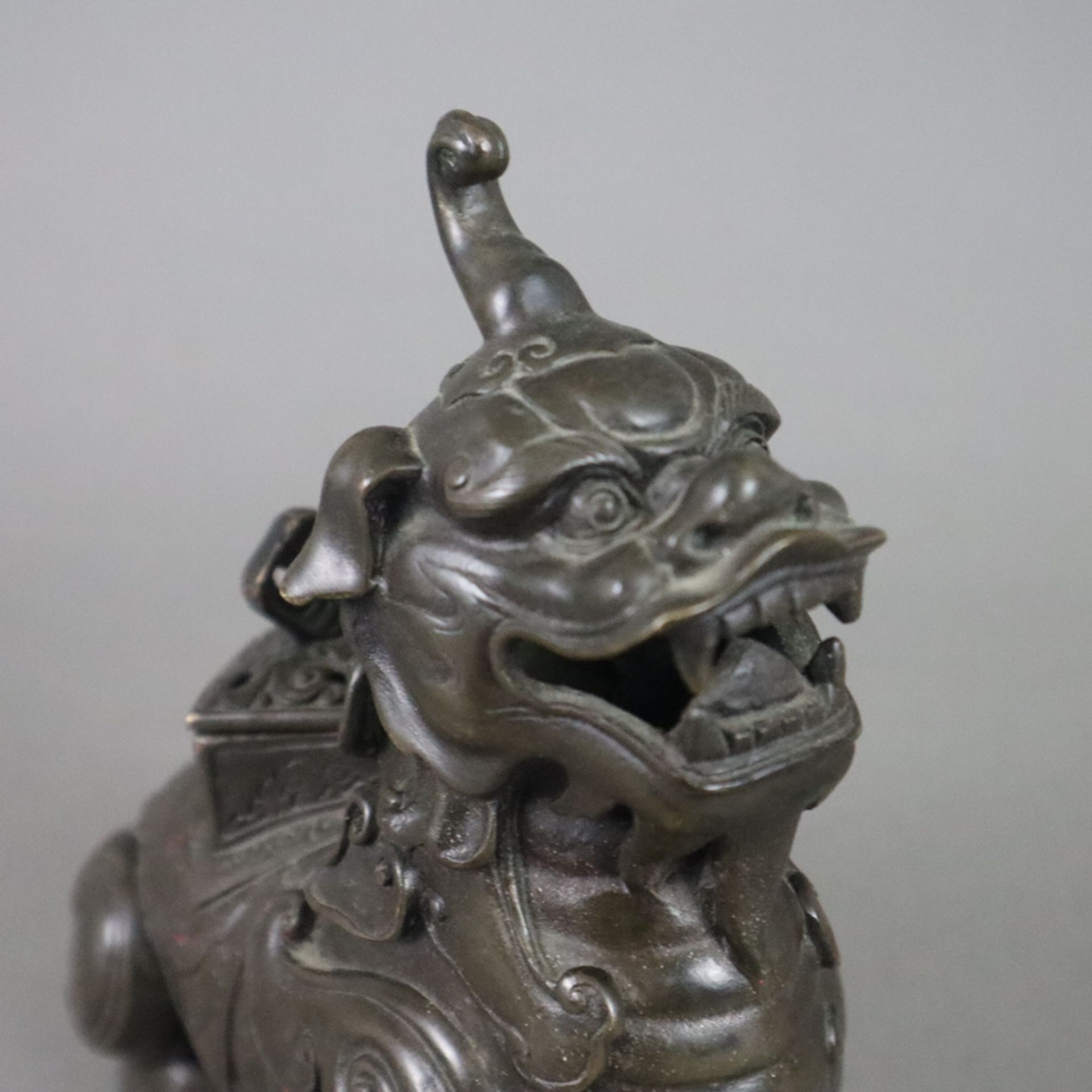 Figürliches Räuchergefäß - China, in Form eines sitzenden Tianlu gestaltetes Gefäß mit Steckdeckel  - Bild 3 aus 11