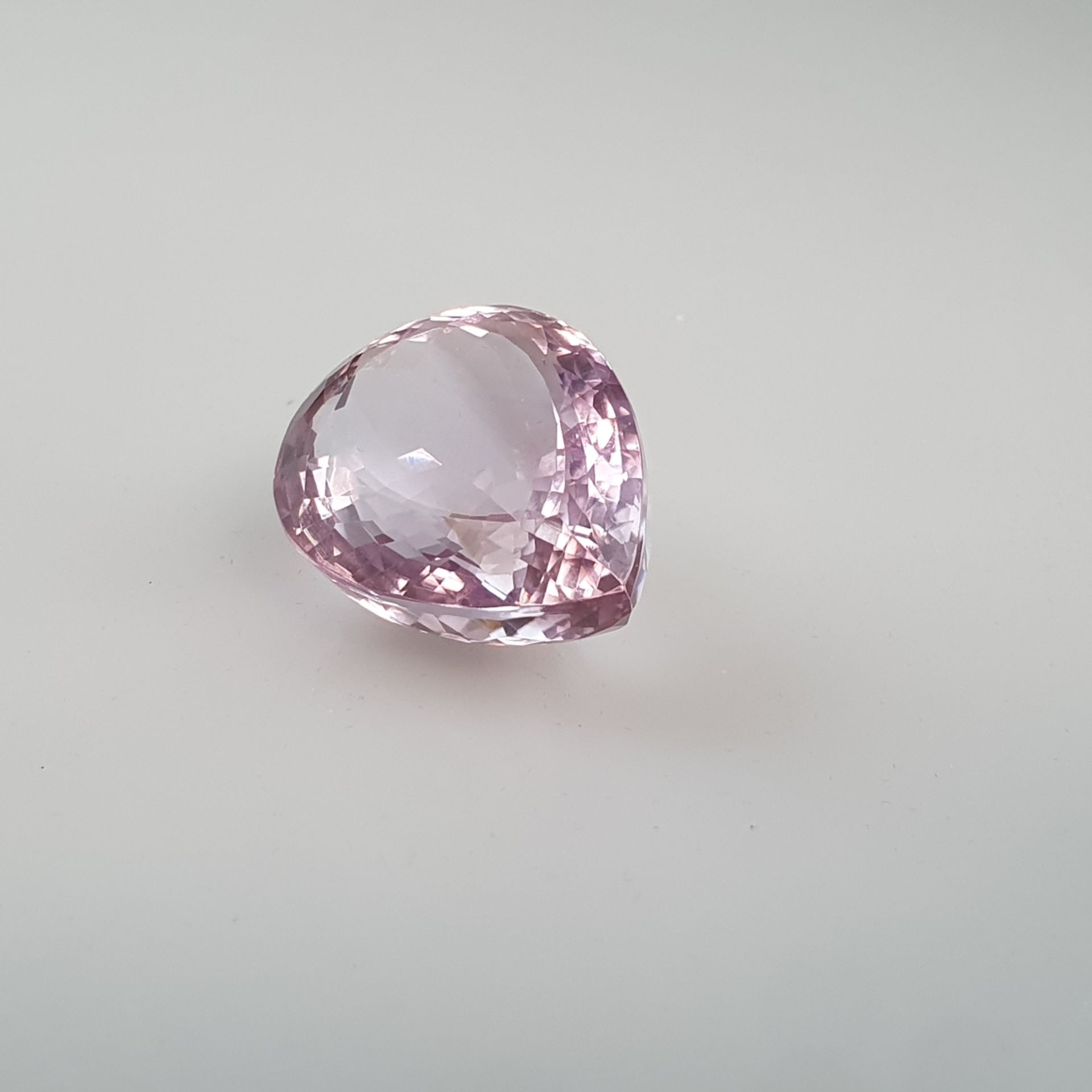 Loser Amethyst - 82,63 ct., Tropfen-/Brioletschliff, Maße: 31,3 x 24,4 x 17,4 mm, WGI-Zertifikat WG - Bild 2 aus 7