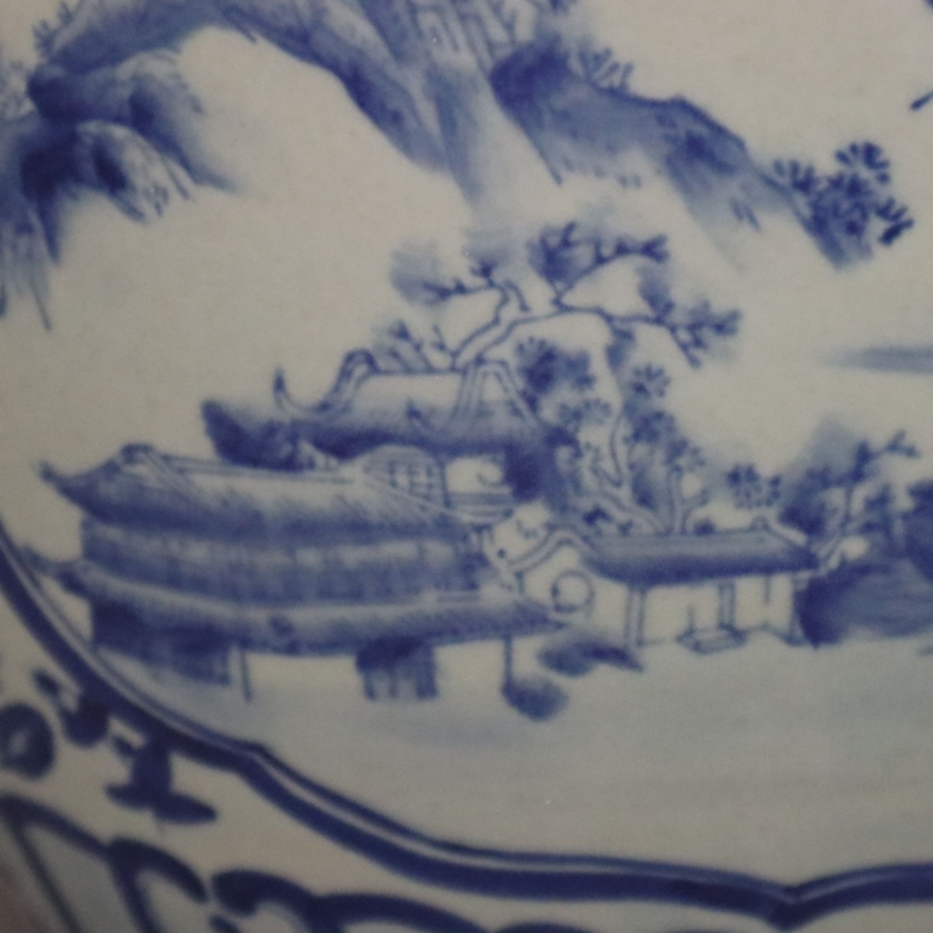 Blau-weißer Cachepot - China, 20. Jh., Porzellan, blau-weiß bemalt, bauchiger Korpus mit eingezogen - Bild 7 aus 9
