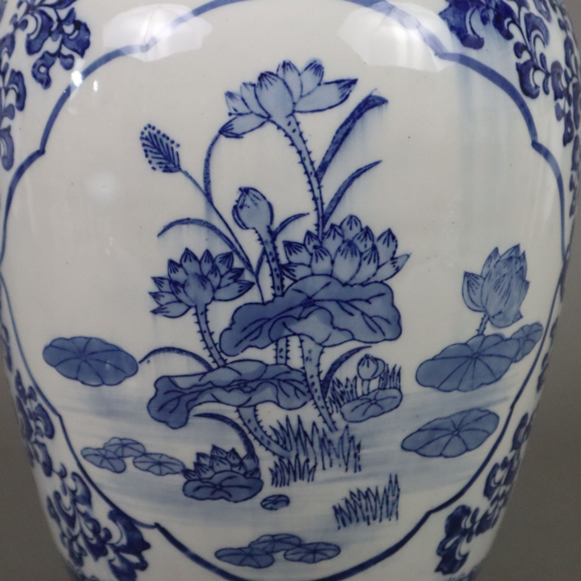 Hoher Ingwertopf - China 20.Jh., Porzellan mit Dekor in Unterglasurblau, schau- und rückseitig groß - Bild 10 aus 14