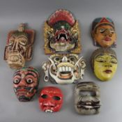 Konvolut von acht Masken - Indonesien, Holzmasken mit buntem Dekor, verschiedene Motive, Ausführung