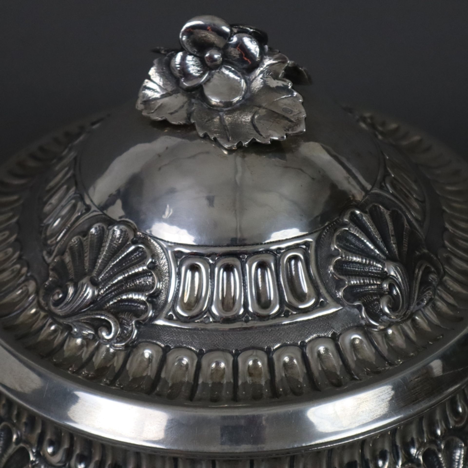 Deckelterrine - 800er Silber, godronierte runde Terrine auf vier Füßen mit zwei seitlichen Handhabe - Bild 3 aus 9