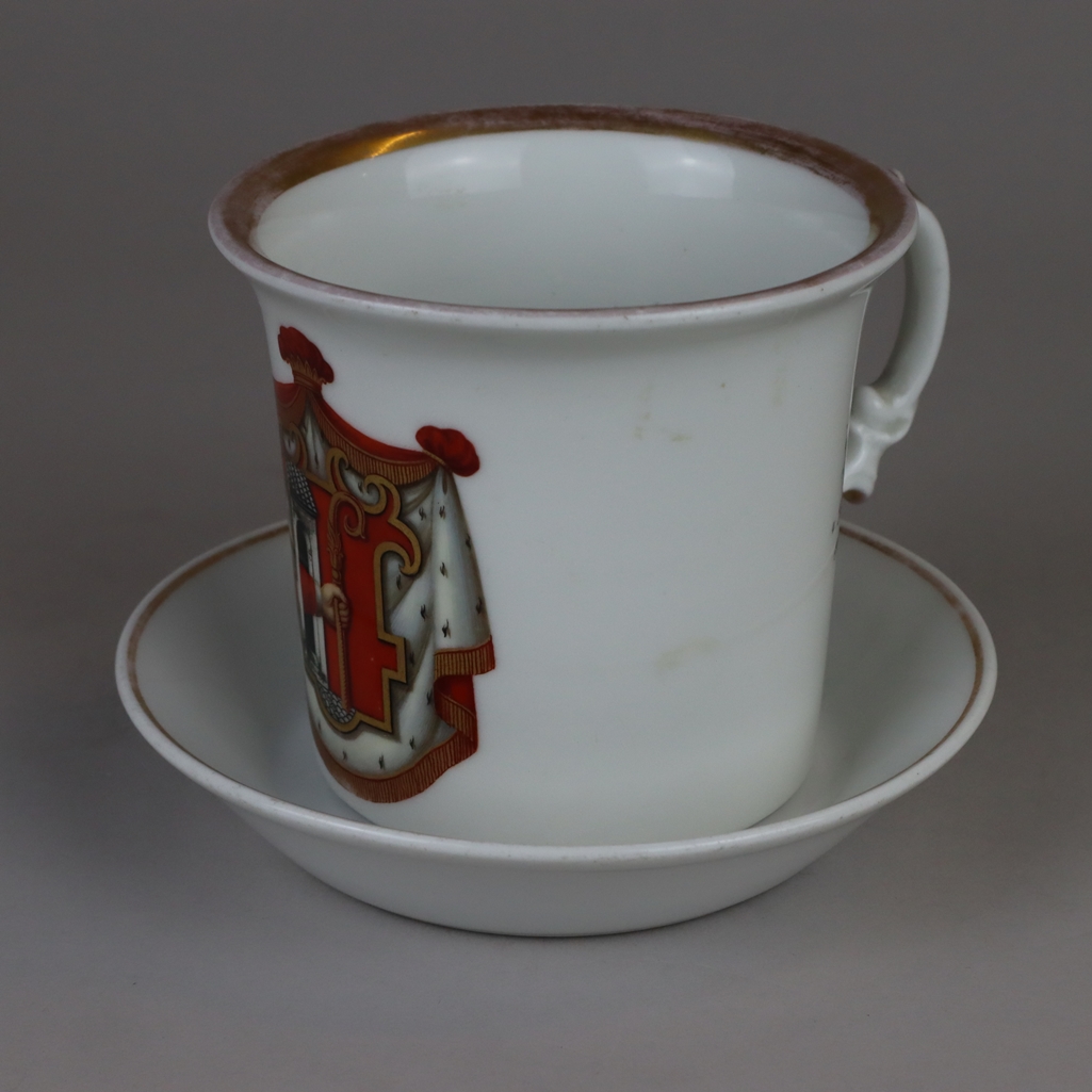 Wappentasse mit Untertasse - Krister, Waldenburg, um 1850, Weißporzellan, Schauseite mit polychrome