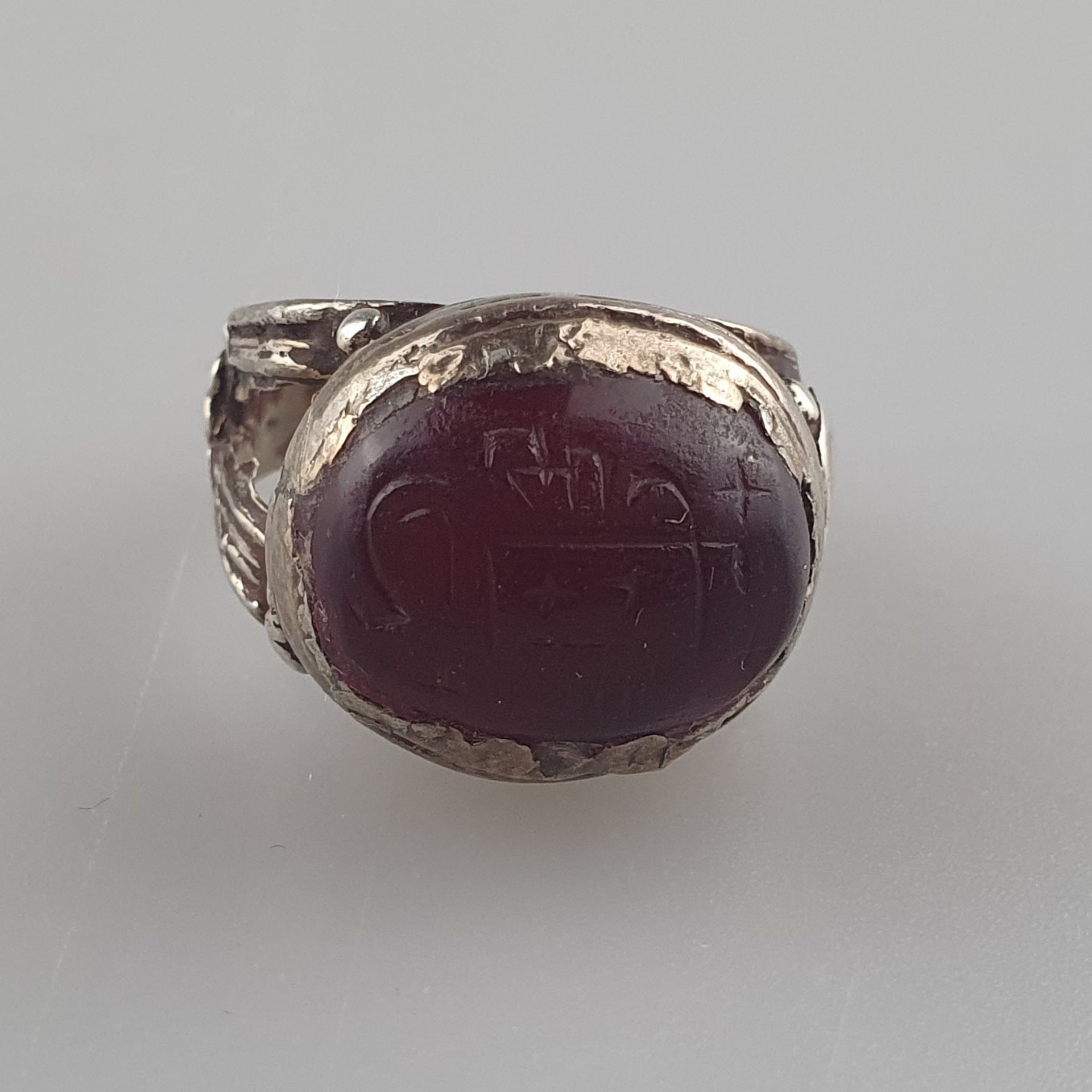 Antiker Silberring - als Ringkopf hochgewölbter Rubincabochon mit geschnittener Inschrift, ca. 15 x - Bild 2 aus 7