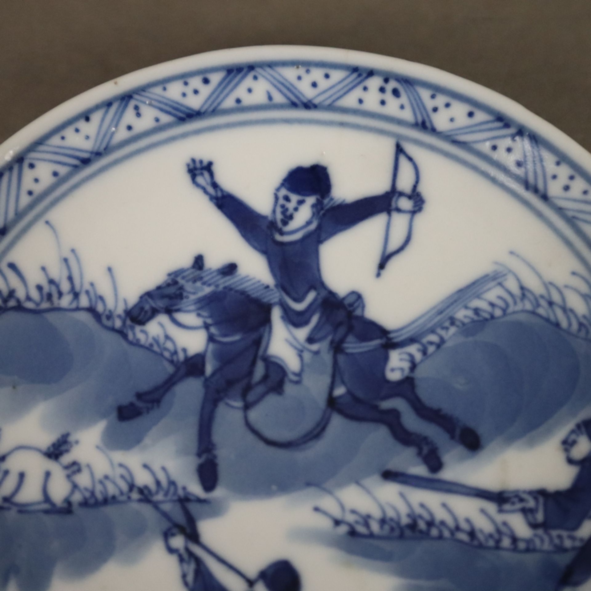 Drei Blauweiß-Tellerchen - China, Porzellan, als Dekor Landschaften mit berittenen Jägern auf Hasen - Bild 3 aus 9