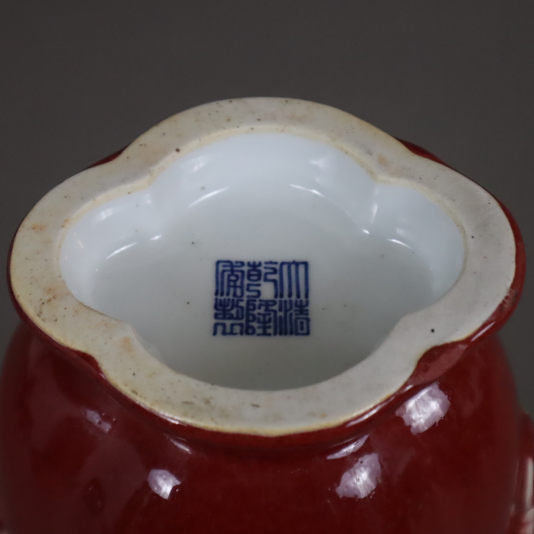 Vase in "Gu" Form - China, 20.Jh., Porzellan mit roter Glasur, seitlich Löwenköpfchen mit Maulringe - Image 7 of 7