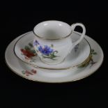 3-tlg. Gedeck mit Blumenmalerei - Meissen, Knaufzeit (1850-1924), Porzellan, polychrome Bemalung mi