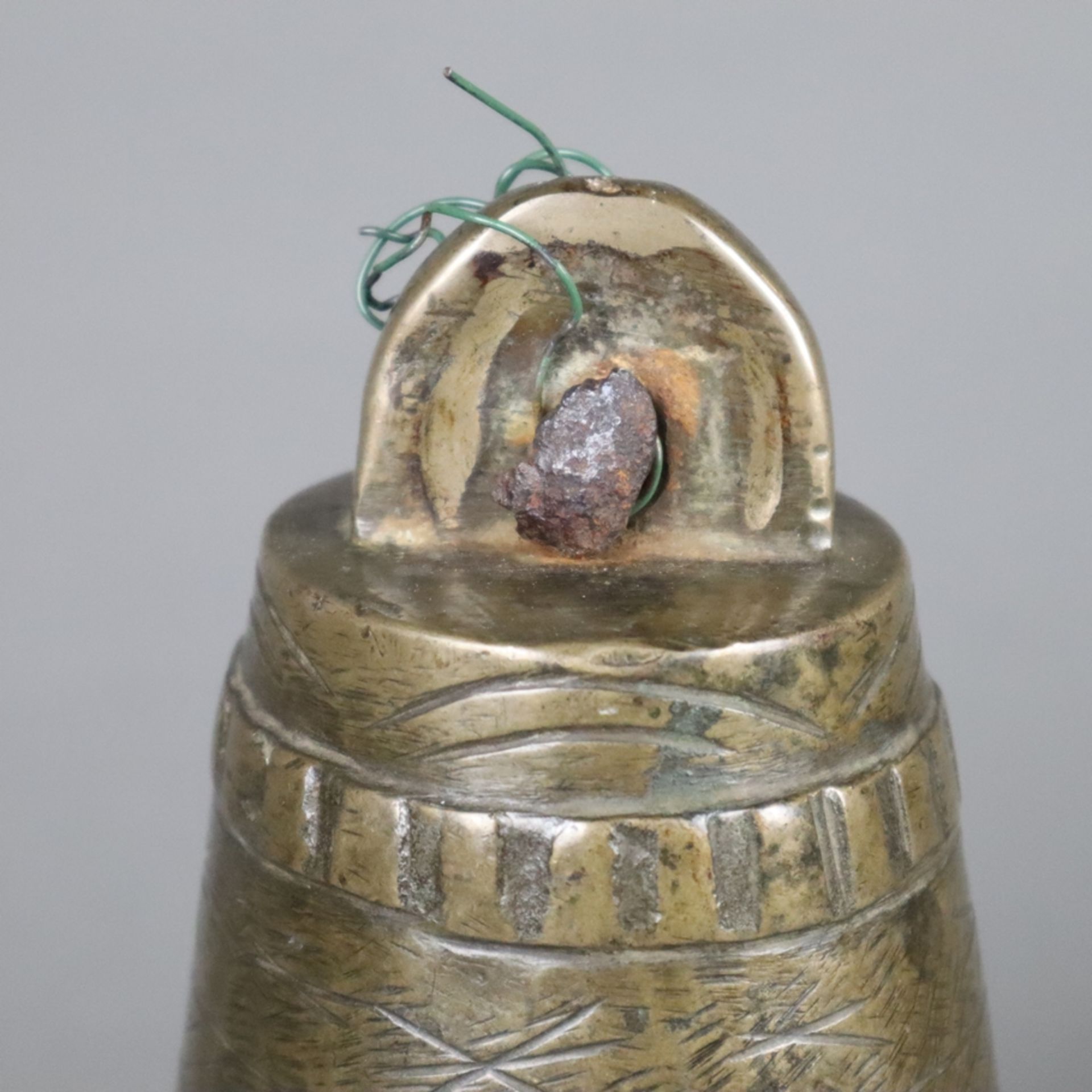Kamelglocke - Bronze, Persien, 19. Jh. oder früher, schwere Glocke in ausgestellter Form über rund- - Image 2 of 6