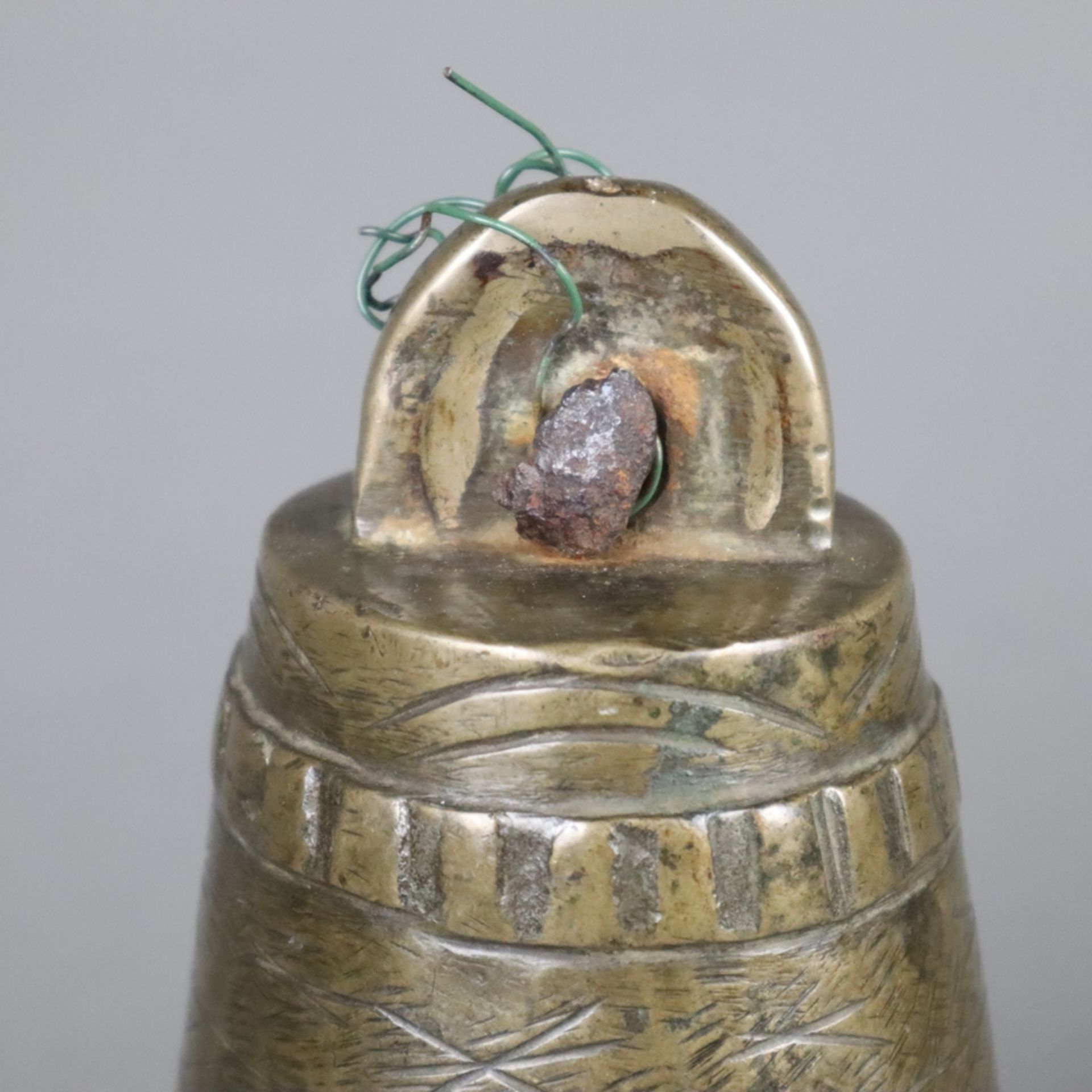 Kamelglocke - Bronze, Persien, 19. Jh. oder früher, schwere Glocke in ausgestellter Form über rund- - Bild 2 aus 6