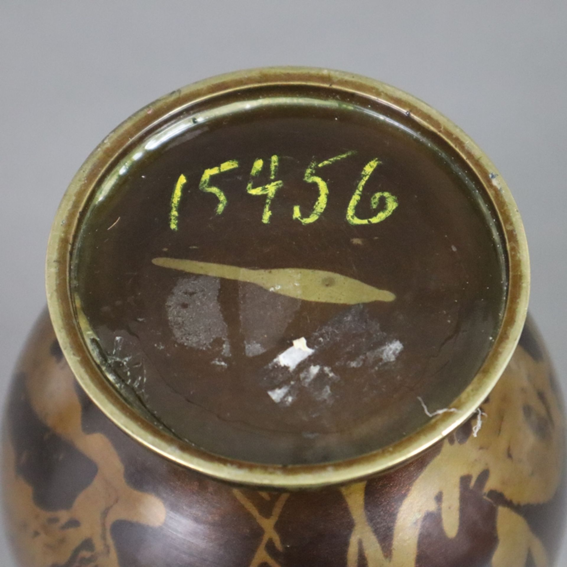 Vase mit Fischrelief - Japan, 20.Jh., Bronzelegierung, braun marmoriert, Balusterform, schauseitig - Image 6 of 6